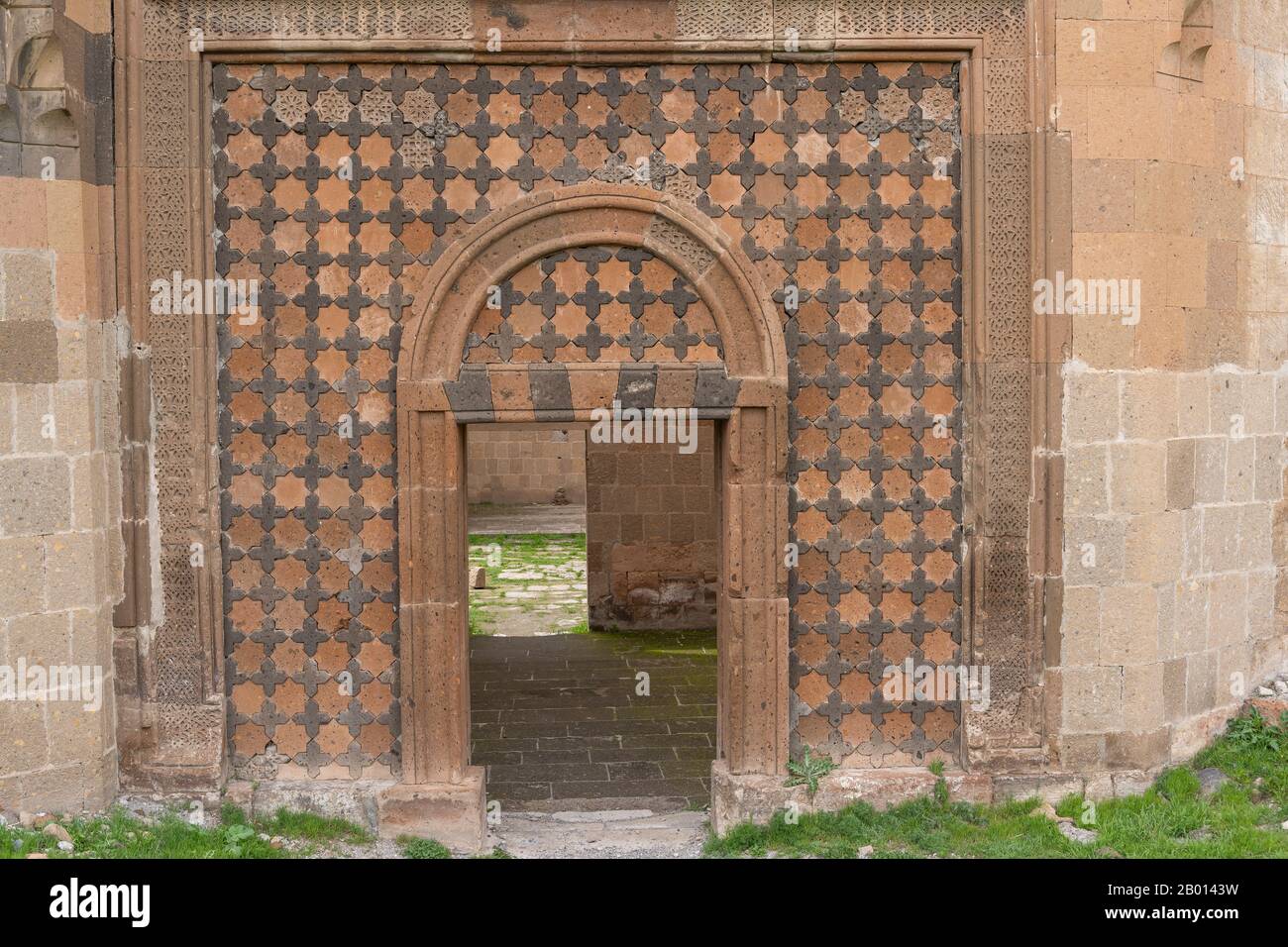 ANI, Türkei - 9. Mai 2019: Ruinen der alten Armenierstadt Ani mit dekorierter Palastentrence, Türkei. Stockfoto
