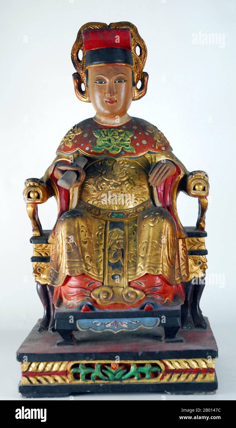 China: Mazu (Matsu) oder Tin Hau, die Göttin des Meeres und schutzpatron der ostasiatischen Seefahrer. Mazu (Wade–Giles: Matsu, Vietnamesisch: MA to) ist die indigene Göttin des Meeres, die Fischer und Seeleute beschützen soll und als schutzpatron aller südchinesischen und ostasiatischen Menschen angerufen wird. Geboren als Lin Moniang, eine Schamane, in Fujian um 960 u.Z. begann die Anbetung von Mazu um die Ming-Dynastie, als viele Tempel, die ihr gewidmet waren, auf dem gesamten Festland Chinas errichtet wurden und sich später auf andere Länder mit überseeischen chinesischen Bevölkerungen ausbreiteten. Stockfoto