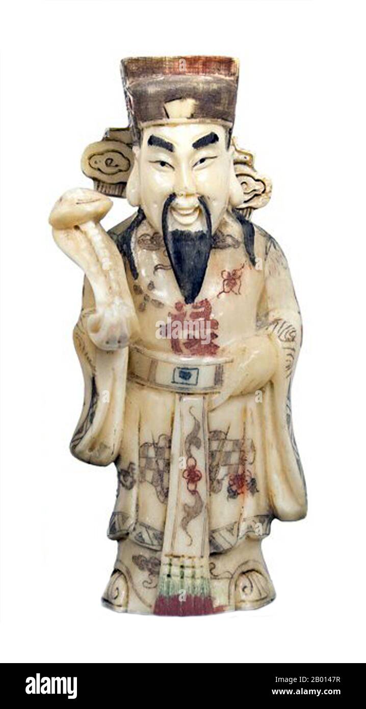 China: Luxingxi, daoistischer Gott des Wohlstands. Der Lu-Stern ist Ursa Major, oder, in der traditionellen chinesischen Astronomie, der sechste Stern im Wenchang-Cluster. Es wird angenommen, dass der Lu-Stern Zhang Xian war, der während der späteren Shu-Dynastie lebte. Das Zeichen „Lu“ bezieht sich speziell auf das Gehalt eines Regierungsbeamten. Als solcher ist der Lu-Stern der Stern des Wohlstands, des Ranges und des Einflusses. Der Lu-Stern wurde auch getrennt von den anderen beiden verehrt, als die Gottheit, die den eigenen Erfolg bei den kaiserlichen Prüfungen und damit den Erfolg in der kaiserlichen Bürokratie diktierte. Stockfoto