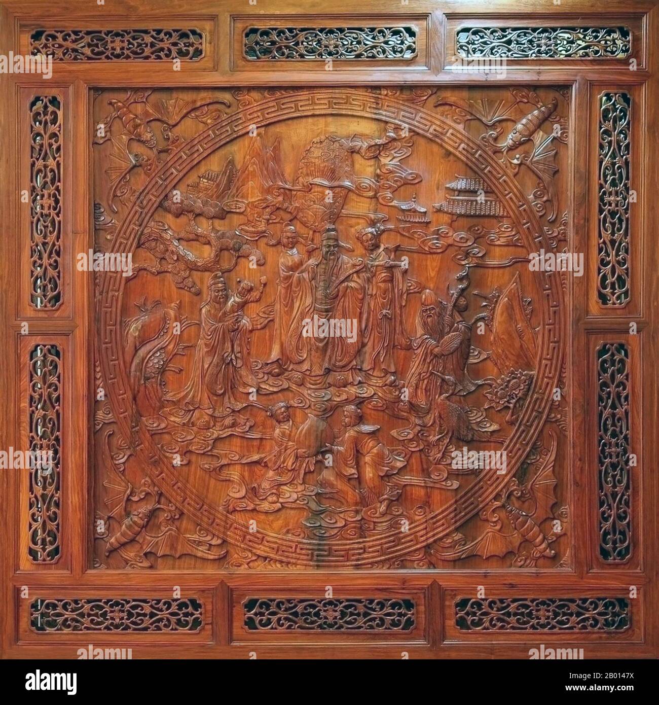 China: Die taoistischen Götter des guten Glücks (Fu), des Wohlstands (Lu) und der Langlebigkeit (Shou), zusammengefasst als Fulushou oder die Sanxing bezeichnet. Holzschnitzerei, c. 20. Jahrhundert. Der Begriff Fu Lu Shou oder Fulushou bezieht sich zusammen auf das Konzept von Glück (Fu), Wohlstand (Lu) und Langlebigkeit (Shou). Dieses taoistische Konzept geht auf die Ming-Dynastie zurück, als der Fu-Stern, der Lu-Stern und der Shou-Stern als personifizierte Gottheiten dieser Attribute angesehen wurden. Der Begriff wird in der chinesischen Kultur häufig verwendet, um die drei Attribute eines guten Lebens zu bezeichnen. Stockfoto