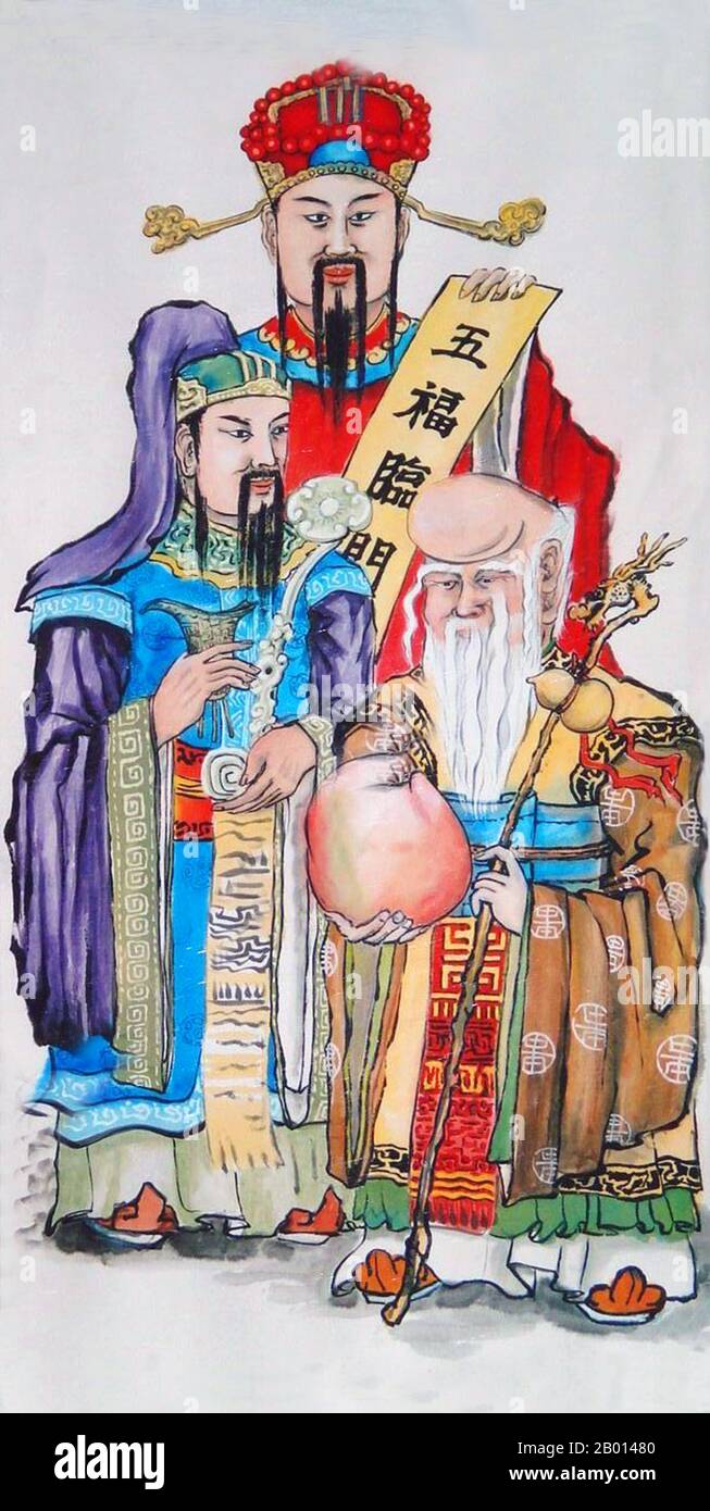 China: Die taoistischen Götter des guten Glücks (Fu), des Wohlstands (Lu) und der Langlebigkeit (Shou), zusammengefasst als Fulushou oder die Sanxing bezeichnet. Aquarellmalerei, c. 20. Jahrhundert. Der Begriff Fu Lu Shou oder Fulushou bezieht sich zusammen auf das Konzept von Glück (Fu), Wohlstand (Lu) und Langlebigkeit (Shou). Dieses taoistische Konzept geht auf die Ming-Dynastie zurück, als der Fu-Stern, der Lu-Stern und der Shou-Stern als personifizierte Gottheiten dieser Attribute angesehen wurden. Der Begriff wird in der chinesischen Kultur häufig verwendet, um die drei Attribute eines guten Lebens zu bezeichnen. Stockfoto