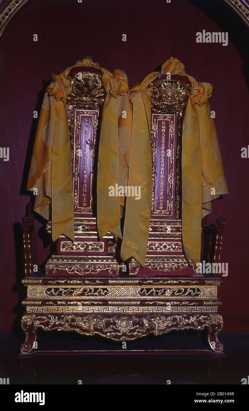 Vietnam: Ahnentafel, Grab von Kaiser Minh Mang, Hue. Minh Mạng (1791–1841) war der zweite Kaiser der Nguyen-Dynastie von Vietnam und regierte vom 14. Februar 1820 bis zum 20. Januar 1841. Minh Mang war ein Klassizist, galt als einer der gelehrtesten Monarchen Vietnams. Er war als Dichter bekannt und galt als Kaiser, der sich aufrichtig um sein Land kümmerte und seiner Herrschaft große Aufmerksamkeit schenkte, bis hin zur Mikroverwaltung bestimmter Politiken. Er verfolgte eine skeptische Politik gegenüber christlichen Missionaren und versuchte oft, ihre Aktivitäten mit administrativen Mitteln zu hemmen. Stockfoto