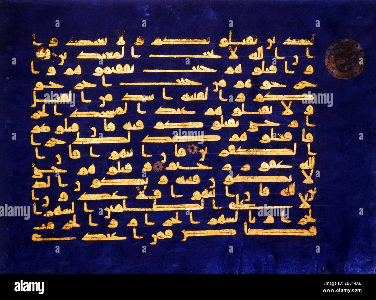 Tunesien: Ein Blatt in Kufic-Schrift aus dem gefeierten 'Blauen Koran', das vermutlich im 9.-10. Jahrhundert in Tunesien entstanden ist. Dieser frühe Koran ist einer der berühmtesten seiner Zeit, vor allem wegen der blauen Farbe des Pergaments und der Schrift in Gold und Versmarkierungen in jetzt zersetztem Silber. Es ist schwierig, den Text zu lesen, weil die Leerzeichen zwischen einigen der einzelnen Buchstaben und zwischen jedem Wort die gleichen sind. Um den Text gleichmäßig über die Seite zu verteilen, wurden zudem bestimmte Buchstaben künstlich verlängert, eine Praxis namens mashq. Stockfoto