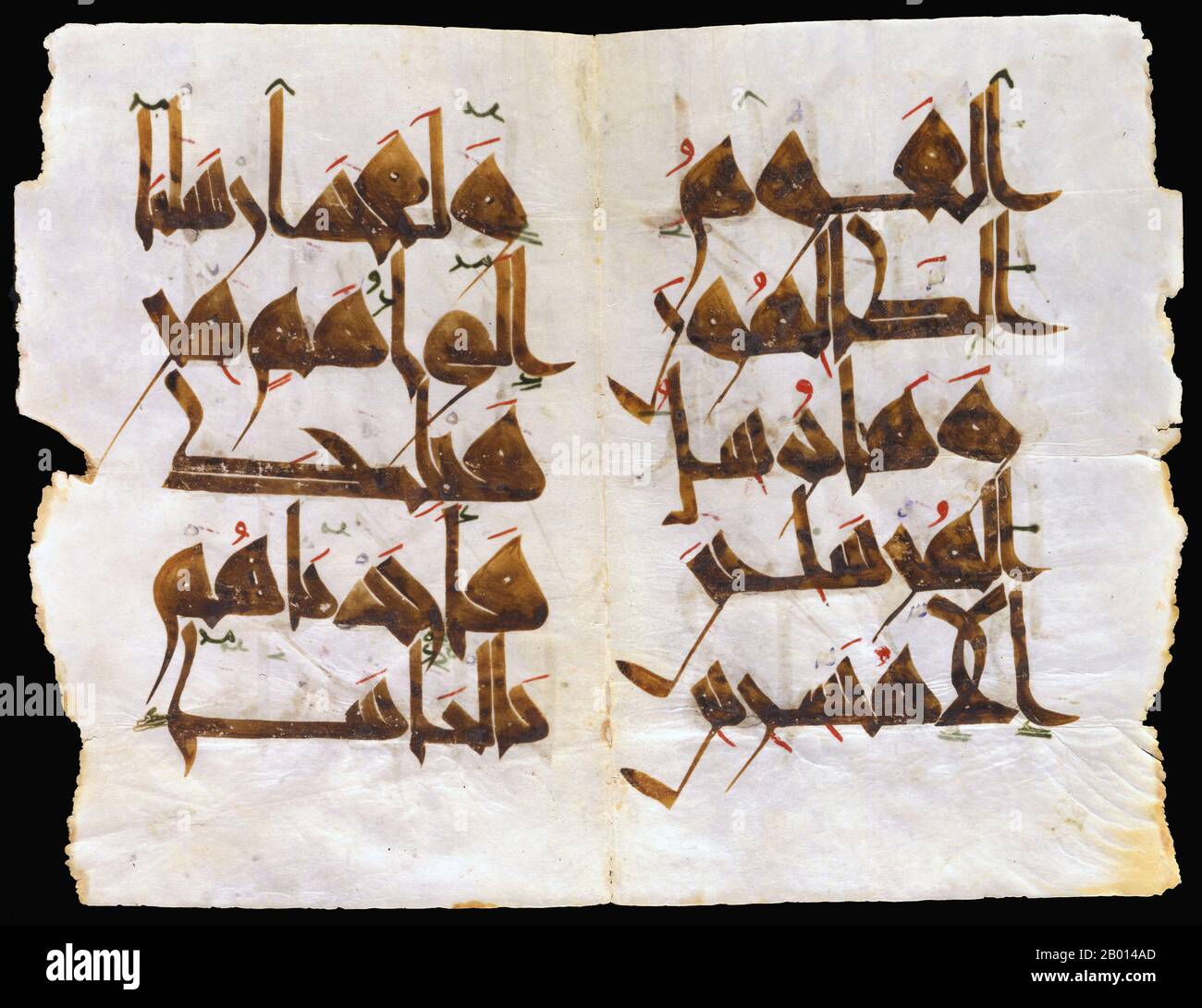 Tunesien: Zwei Pergamentblätter aus einem Koran, geschrieben in Kufic-Schrift, Kairouan, 410 Hijri (1020 u.Z.). Bekannt als der "Schwesternkorn", wurde dieses Werk von Fatima in Auftrag gegeben, die den Ziriden Prinz al-Muizz ibn Badis betreut hatte. Der Koran wurde im Januar 1020 fertiggestellt und laut dem Kolophon von Ali ibn Ahmad al-Warraq in seiner Gesamtheit geschaffen, dann von Fatima an die große Moschee in Kairouan gespendet. Stockfoto