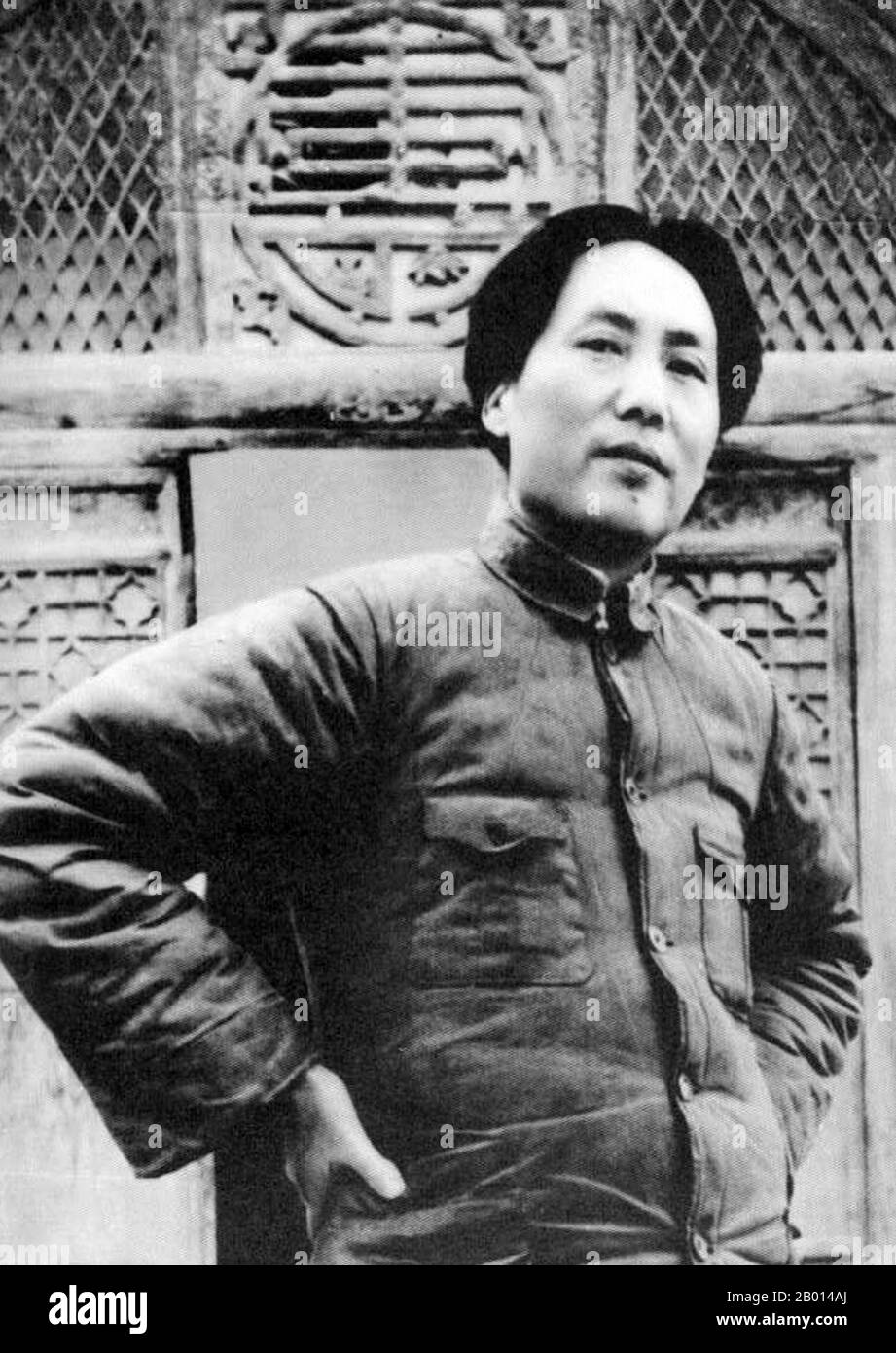 China: Mao Zedong (26. Dezember 1893 – 9. September 1976), Vorsitzender der Volksrepublik China, c. 1937. Mao Zedong, auch als Mao Tse-tung transliteriert, war ein chinesischer kommunistischer Revolutionär, Guerilla-Kriegsstratege, Autor, politischer Theoretiker und Führer der chinesischen Revolution. Allgemein als Vorsitzender Mao bezeichnet, war er seit seiner Gründung im Jahr 1949 der Architekt der Volksrepublik China (PRC) und hatte bis zu seinem Tod im Jahr 1976 die autoritäre Kontrolle über die Nation. Sein theoretischer Beitrag zum Marxismus-Leninismus wurde kollektiv als Maoismus bezeichnet. Stockfoto