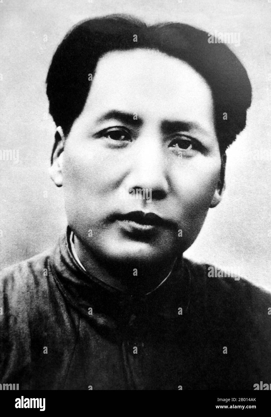 China: Mao Zedong (26. Dezember 1893 – 9. September 1976), Vorsitzender der Volksrepublik China, c. 1937. Mao Zedong, auch als Mao Tse-tung transliteriert, war ein chinesischer kommunistischer Revolutionär, Guerilla-Kriegsstratege, Autor, politischer Theoretiker und Führer der chinesischen Revolution. Allgemein als Vorsitzender Mao bezeichnet, war er seit seiner Gründung im Jahr 1949 der Architekt der Volksrepublik China (PRC) und hatte bis zu seinem Tod im Jahr 1976 die autoritäre Kontrolle über die Nation. Sein theoretischer Beitrag zum Marxismus-Leninismus wurde kollektiv als Maoismus bezeichnet. Stockfoto