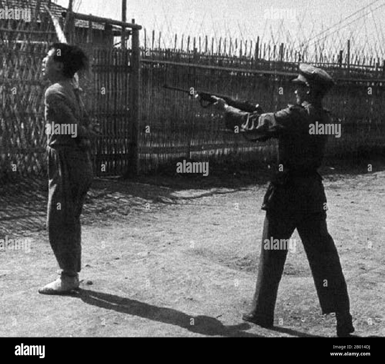 China: Mutmaßliche Kommunisten, die während des „Weißen Terrors“, Shanghai, 1927, von guomindang- und Green Gang-Truppen hingerichtet wurden. In der modernen chinesischen Geschichte beschreibt der Weiße Terror (Báisè Kǒngbù) eine Periode politischer Unterdrückung, die von der Kuomintang-Partei unter der Führung von Chiang Kai-shek erlassen wurde. Sie begann 1927 nach der Säuberung der Kommunistischen Partei Chinas in Shanghai. Am 12. April 1927 initiierte Chiang eine Säuberung der Kommunisten von der Kuomintang in Shanghai und begann mit großen Tötungen beim "Massaker von Shanghai 1927". Chiang's Truppen drehten Maschinengewehre auf 100,000 Arbeiter. Stockfoto