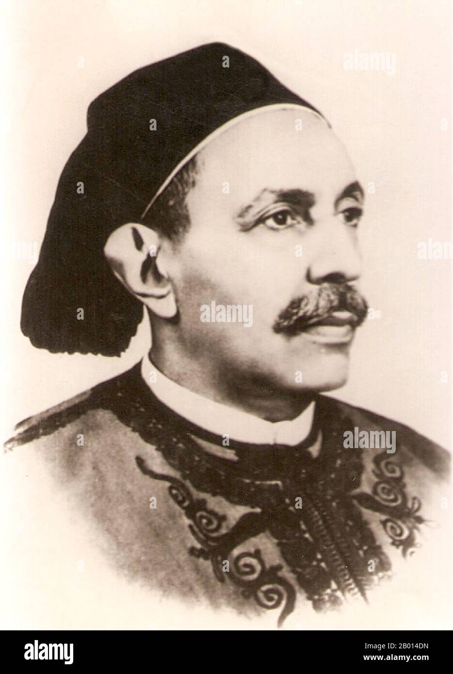 Libyen: König Idris (12. März 1889 – 25. Mai 1983), erster und einziger König von Libyen (r. 1951-1969), und der Chef des Senussi-muslimischen Ordens. CA. 1951. Idris as-Senussi, geborener Sayyid Muhammad Idris bin Muhammad al-Mahdi as-Senussi, proklamierte 1949 ein unabhängiges Emirat von Cyrenaica. Er wurde auch eingeladen, Emir von Tripolitanien zu werden, eine weitere der drei traditionellen Regionen, die heute das moderne Libyen umfassen, und begann den Prozess der Vereinigung Libyens unter einer einzigen Monarchie. 1951 wurde er König von Libyen und verkündete seine Unabhängigkeit. Er wurde 1969 bei einem Militärputsch von Muammar al-Gaddafi abgesetzt. Stockfoto
