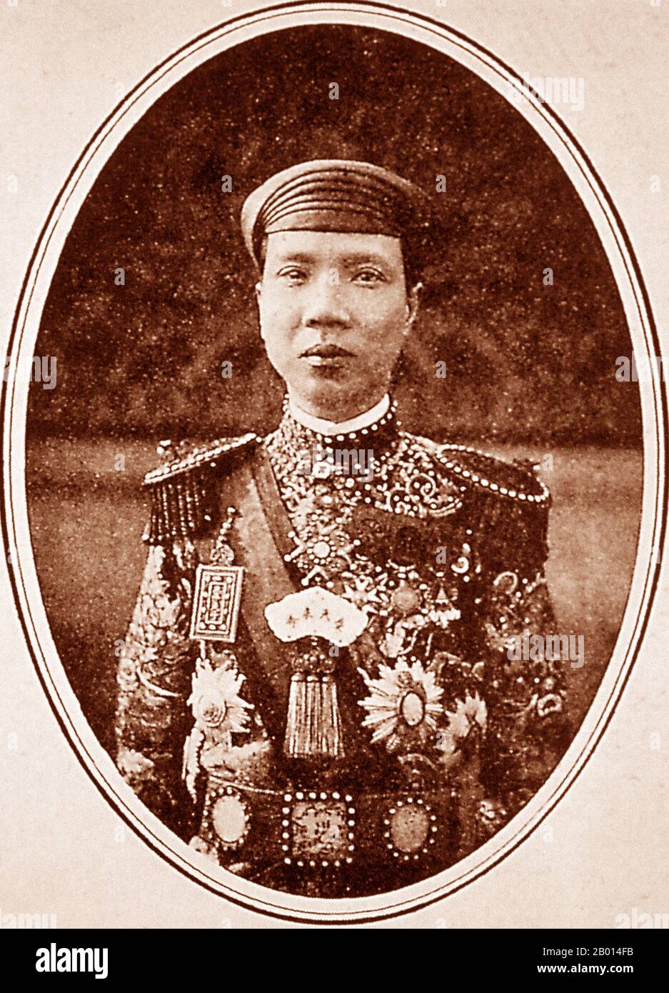 Vietnam: Kaiser Khai Dinh (8. Oktober 1885 - 6. November 1925) 12. Kaiser der Nguyen-Dynastie. Foto Hochformat, c. 1916. Kaiser Khải Định, der geborene Prinz Nguyen Phuc Buu Dao, war der 12. Kaiser der Nguyễn-Dynastie in Vietnam. Er war der Sohn des Imperators Đồng Khánh, aber er trat ihm nicht sofort nach. Er regierte nur neun Jahre, von 1916 bis 1925, und er war sehr unbeliebt beim vietnamesischen Volk, vor allem bei Nationalisten aufgrund seiner Politik der engen Zusammenarbeit mit der französischen Regierung. Er wurde effektiv als eine französische politische Marionette angesehen. Er war auch drogenabhängig Stockfoto