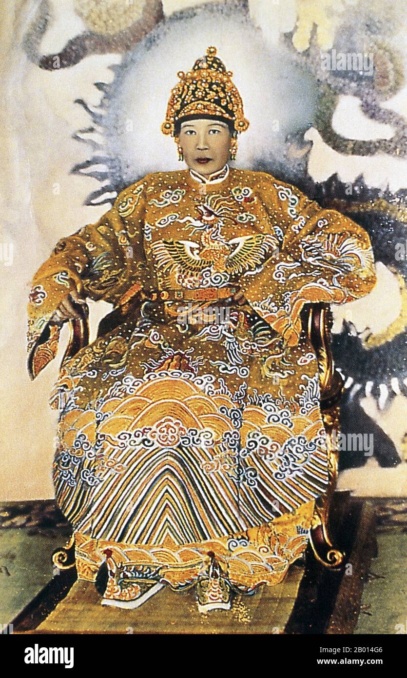 Vietnam: TU Cung (1890-1980), Mutter von Bao Dai, dem letzten Kaiser der Nguyen-Dynastie. TU Cung, auch bekannt als Doan Huy, war die zweite Frau von Kaiser Khai Dinh. Sie gebar ihm ein Kind, Bao Dai, den letzten Kaiser Vietnams. Im Laufe der Jahre hatte sie verschiedene Ränge inne und stieg 1933 von einem bevorzugten Gemahl zur Kaiserin Dowager auf. Stockfoto