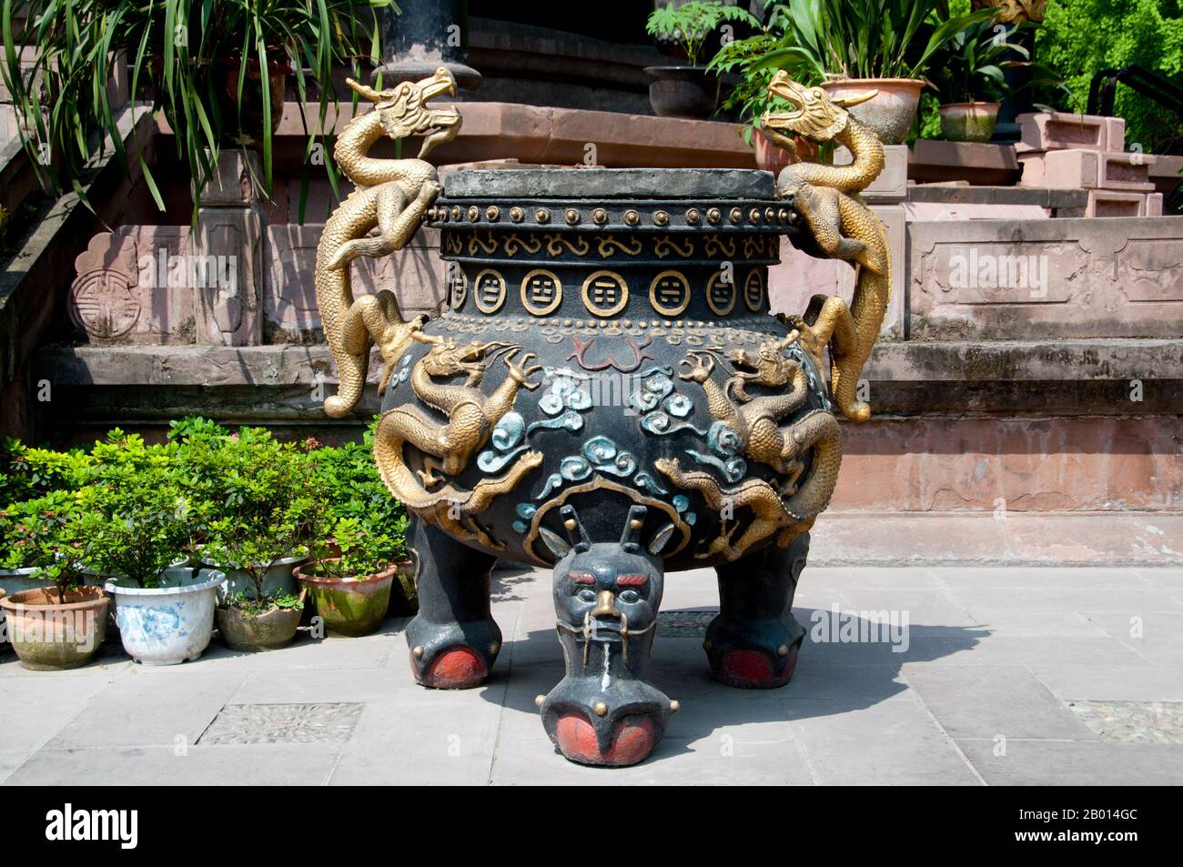 China: Weihrauchurne, Qingyang Gong (Tempel der grünen Ziege), Chengdu, Provinz Sichuan. Qingyang Gong Shi (Tempel des Palastes der grünen Ziege) ist der älteste und größte daoistische Tempel im Südwesten Chinas. Es liegt im westlichen Teil der Stadt Chengdu. Ursprünglich in der frühen Tang-Dynastie (618-907) erbaut, wurde dieser Tempel viele Male wieder aufgebaut und repariert. Die bestehenden Gebäude wurden hauptsächlich während der Qing-Dynastie (1644-1911) gebaut. Der Legende nach soll Qing Yang Gong der Geburtsort des Begründers des Taoismus, Lao Tsu / Laozi, sein und er hielt seine erste Predigt. Stockfoto