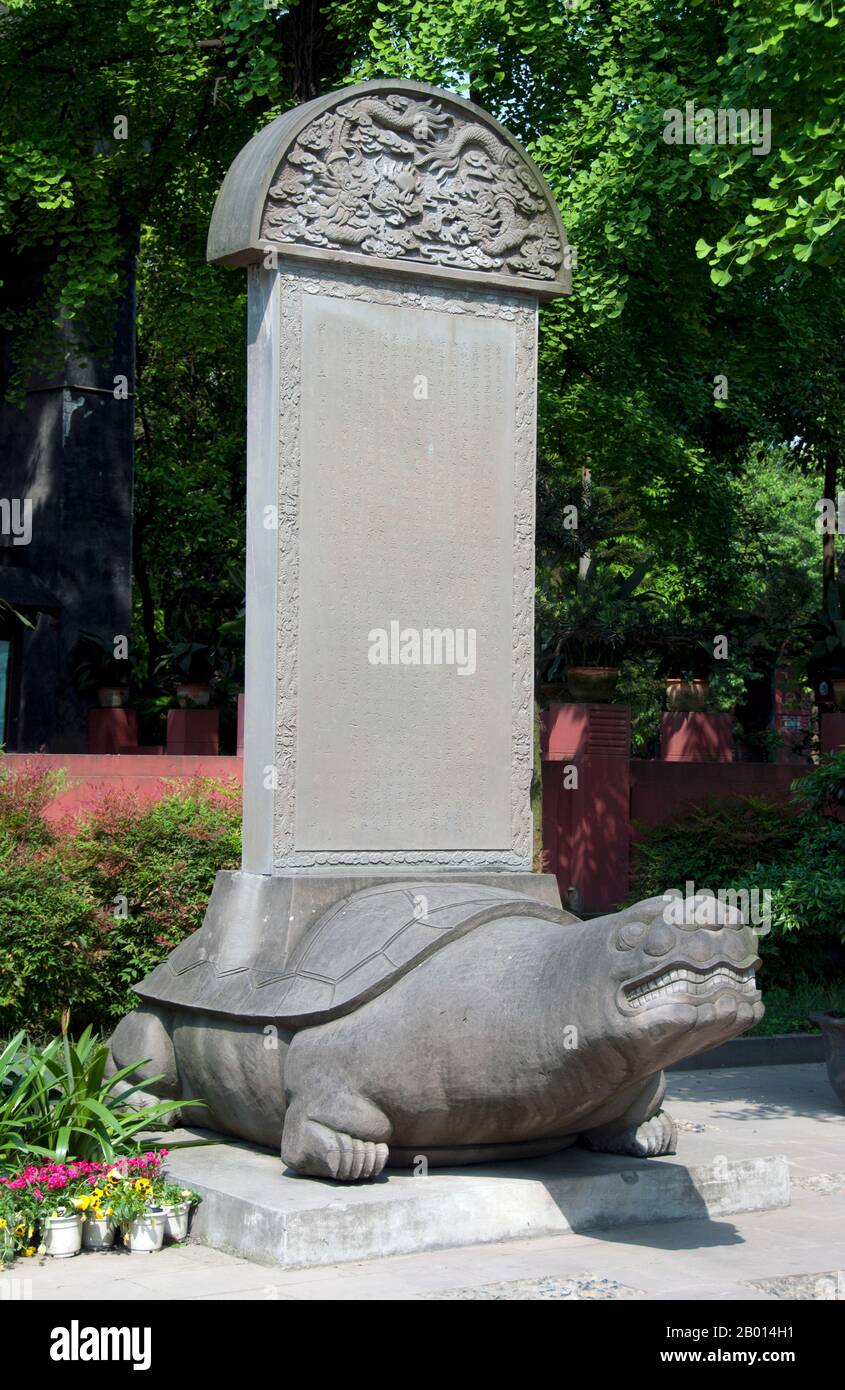 China: Stele auf dem Rücken einer Schildkröte, Qingyang Gong (Tempel der grünen Ziege), Chengdu, Provinz Sichuan. Qingyang Gong Shi (Tempel des Palastes der grünen Ziege) ist der älteste und größte daoistische Tempel im Südwesten Chinas. Es liegt im westlichen Teil der Stadt Chengdu. Ursprünglich in der frühen Tang-Dynastie (618-907) erbaut, wurde dieser Tempel viele Male wieder aufgebaut und repariert. Die bestehenden Gebäude wurden hauptsächlich während der Qing-Dynastie (1644-1911) gebaut. Der Legende nach soll Qing Yang Gong der Geburtsort des Begründers des Taoismus, Lao Tsu / Laozi, sein und er hielt seine erste Predigt. Stockfoto