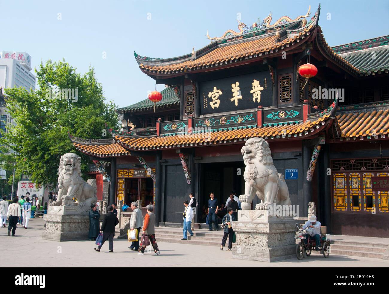 China: Der Eingang zum Qingyang Gong (Tempel der grünen Ziege), Chengdu, Provinz Sichuan. Qingyang Gong Shi (Tempel des Palastes der grünen Ziege) ist der älteste und größte daoistische Tempel im Südwesten Chinas. Es liegt im westlichen Teil der Stadt Chengdu. Ursprünglich in der frühen Tang-Dynastie (618-907) erbaut, wurde dieser Tempel viele Male wieder aufgebaut und repariert. Die bestehenden Gebäude wurden hauptsächlich während der Qing-Dynastie (1644-1911) gebaut. Der Legende nach soll Qing Yang Gong der Geburtsort des Begründers des Taoismus, Lao Tsu / Laozi, sein und er hielt seine erste Predigt. Stockfoto