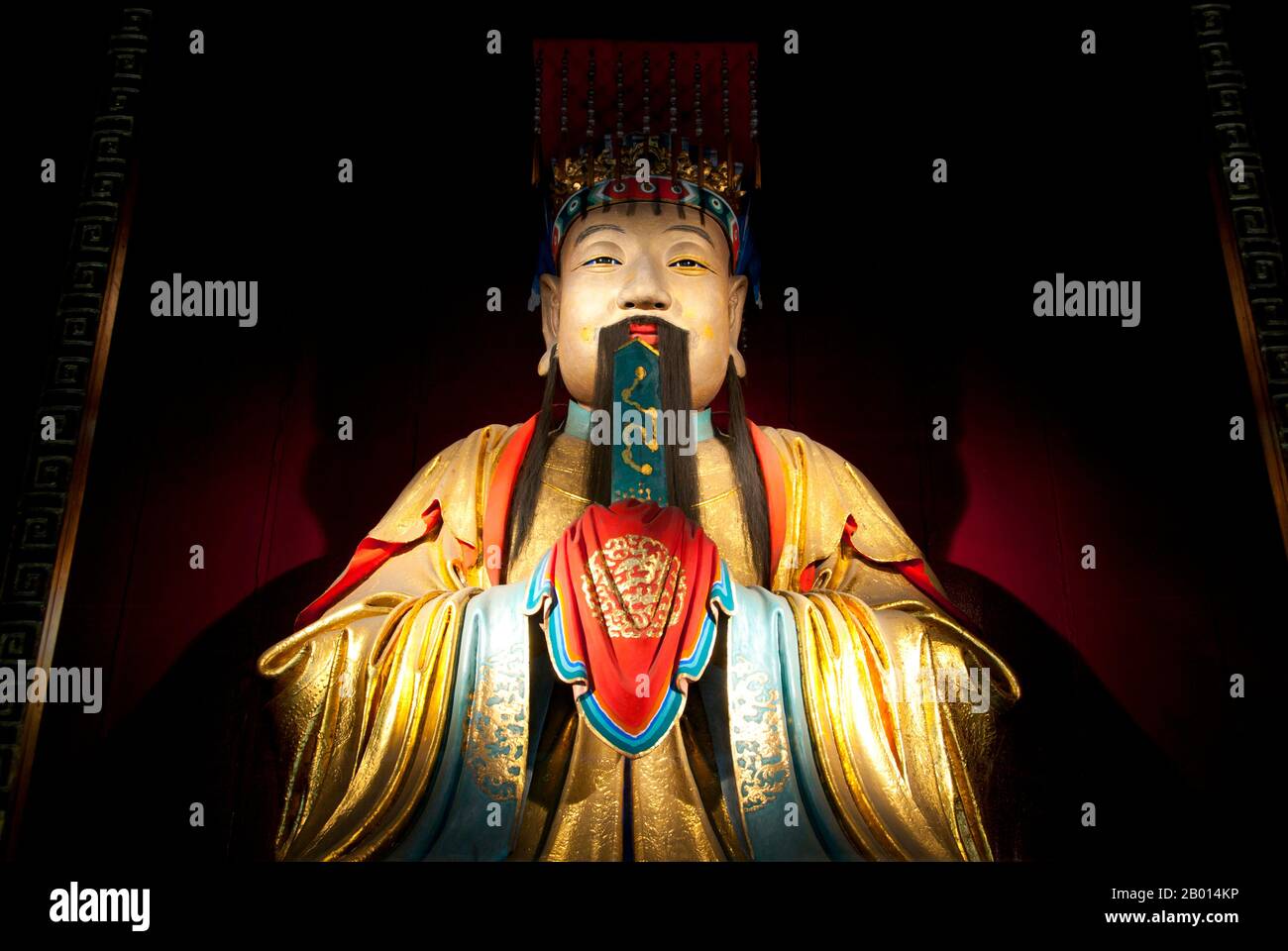 China: Kaiser Liu bei (161-223 n. Chr.), Palast Liu bei, Wuhou CI (Wuhou Ancestral oder Gedächtnishalle), Chengdu, Provinz Sichuan. Liu bei (161. – 21. Juni 223) war Kriegsherr, Militärgeneral und später als Kaiser Zhaolie der Gründer des Staates Shu Han während der Ära der drei Königreiche der chinesischen Geschichte. Trotz eines späteren Starts als seine Rivalen und mangelnder materieller Ressourcen und des sozialen Status, den sie befehlten, überwand Liu seine vielen Niederlagen, um sein eigenes Reich auszuarbeiten, das sich auf seinem Höhepunkt über das heutige Sichuan, Guizhou, Hunan, einen Teil von Hubei und einen Teil von Gansu hinzog. Stockfoto