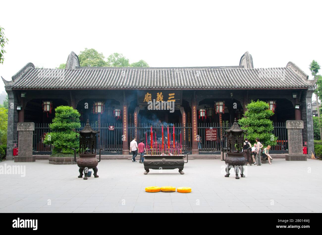 China: Wuhou CI (Wuhou Ancestral oder Gedenkhalle), Chengdu, Provinz Sichuan. Wuhou CI ist Zhuge Liang, dem Helden des Klassikers „die Romantik der drei Königreiche“, und seinem Kaiser Liu bei gewidmet. Zhuge Liang (181–234) war Kanzler von Shu Han während der Zeit der drei Königreiche der chinesischen Geschichte. Er wird oft als der größte und versierteste Stratege seiner Zeit anerkannt. Chengdu, früher bekannt als Chengtu, ist die Hauptstadt der Provinz Sichuan im Südwesten Chinas. Im frühen 4. Jahrhundert v. Chr. verlegte der 9. Kaiming-König des alten Shu seine Hauptstadt an den heutigen Standort der Stadt. Stockfoto