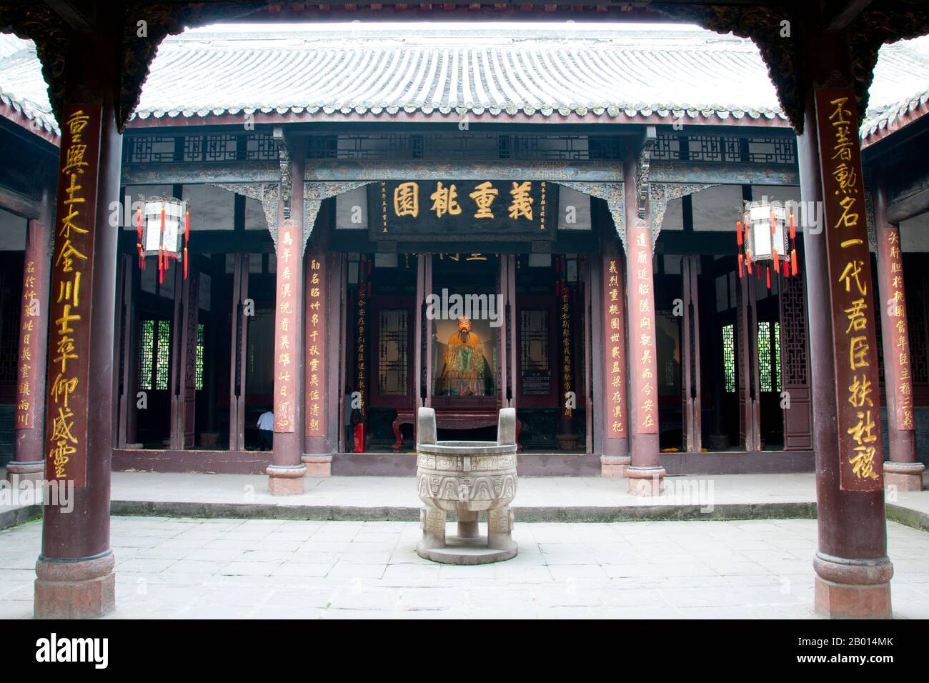 China: Wuhou CI (Wuhou Ancestral oder Gedenkhalle), Chengdu, Provinz Sichuan. Wuhou CI ist Zhuge Liang, dem Helden des Klassikers „die Romantik der drei Königreiche“, und seinem Kaiser Liu bei gewidmet. Zhuge Liang (181–234) war Kanzler von Shu Han während der Zeit der drei Königreiche der chinesischen Geschichte. Er wird oft als der größte und versierteste Stratege seiner Zeit anerkannt. Chengdu, früher bekannt als Chengtu, ist die Hauptstadt der Provinz Sichuan im Südwesten Chinas. Im frühen 4. Jahrhundert v. Chr. verlegte der 9. Kaiming-König des alten Shu seine Hauptstadt an den heutigen Standort der Stadt. Stockfoto