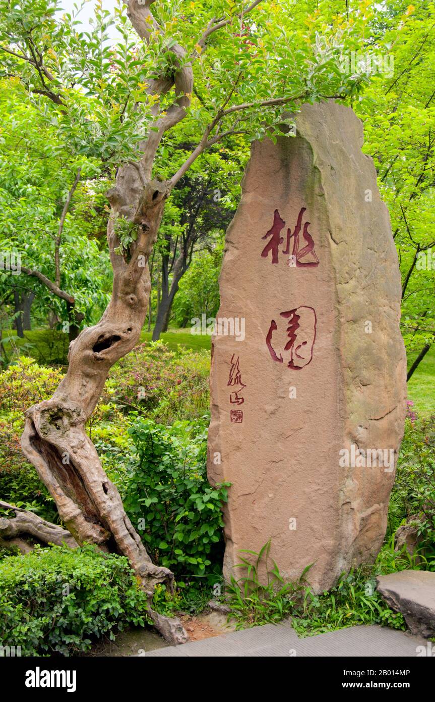 China: Stein im Garten von Wuhou CI (Wuhou Ancestral oder Gedenkhalle), Chengdu, Provinz Sichuan. Wuhou CI ist Zhuge Liang, dem Helden des Klassikers „die Romantik der drei Königreiche“, und seinem Kaiser Liu bei gewidmet. Zhuge Liang (181–234) war Kanzler von Shu Han während der Zeit der drei Königreiche der chinesischen Geschichte. Er wird oft als der größte und versierteste Stratege seiner Zeit anerkannt. Chengdu, früher bekannt als Chengtu, ist die Hauptstadt der Provinz Sichuan im Südwesten Chinas. Im frühen 4. Jahrhundert v. Chr. verlegte der 9. Kaiming-König des alten Shu seine Hauptstadt in die Stadt Stockfoto