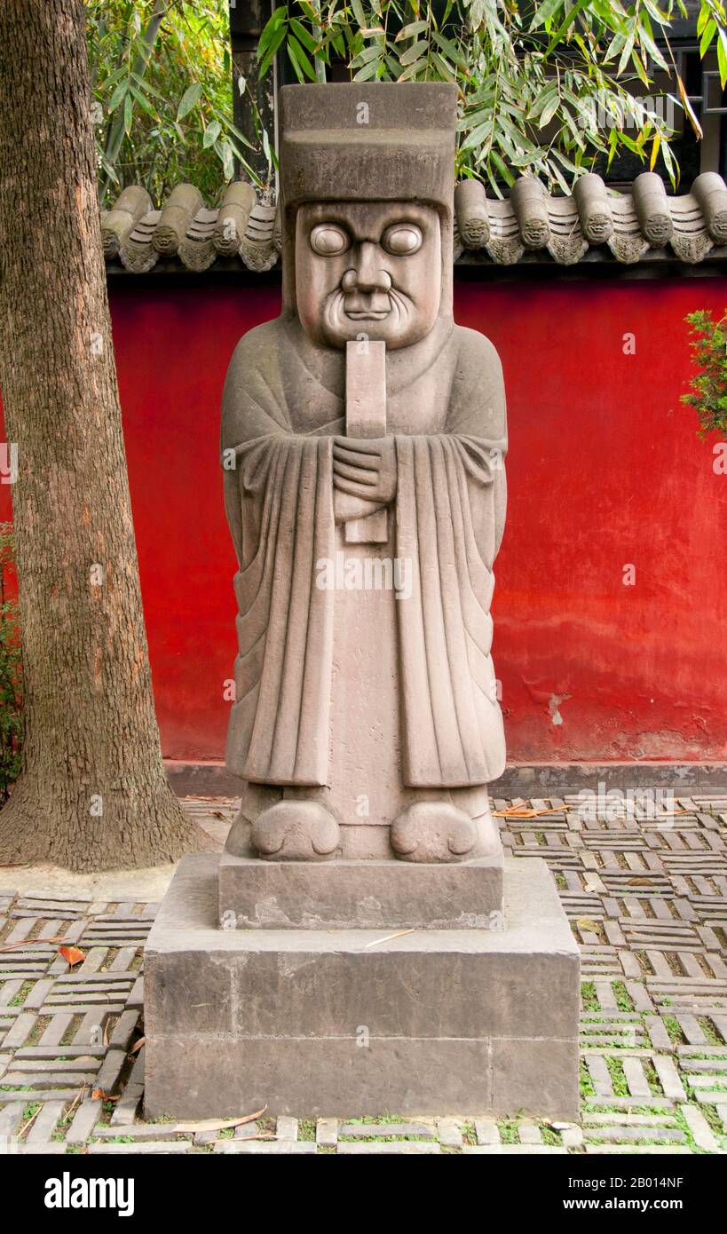 China: Steinfiguren säumen den Weg zum Grabhügel von Kaiser Liu bei, Wuhou Ci (Wuhou Ancestral oder Gedächtnishalle), Chengdu, Provinz Sichuan. Wuhou CI ist Zhuge Liang, dem Helden des Klassikers „die Romantik der drei Königreiche“, und seinem Kaiser Liu bei gewidmet. Zhuge Liang (181–234) war Kanzler von Shu Han während der Zeit der drei Königreiche der chinesischen Geschichte. Er wird oft als der größte und versierteste Stratege seiner Zeit anerkannt. Chengdu, früher bekannt als Chengtu, ist die Hauptstadt der Provinz Sichuan im Südwesten Chinas. Stockfoto