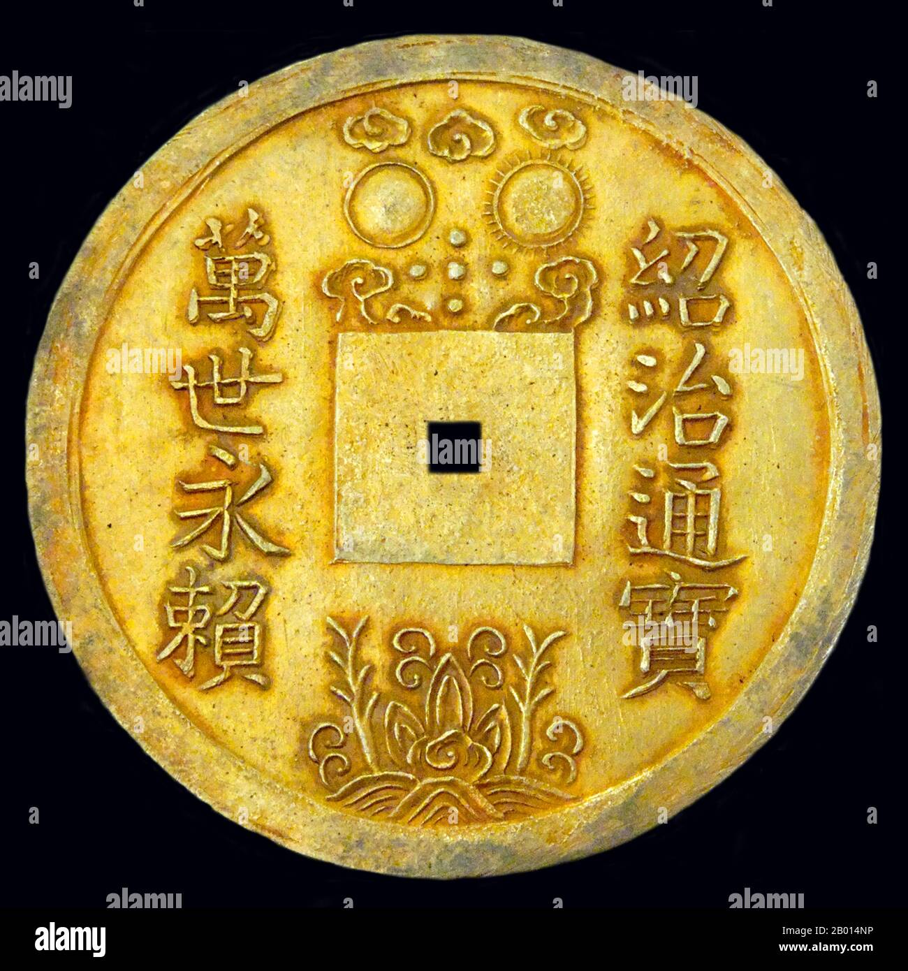 Vietnam: Eine Gold-lang-Münze von Thieu Tri, dem dritten Kaiser der Nguyen-Dynastie (r.1840–1847). Foto von Marie-LAN Nguyen (CC BY 2.5 License). Nguyễn Phúc Miên Tông (6. Juni 1807 – 4. November 1847) war der dritte Kaiser der vietnamesischen Nguyễn-Dynastie und erhielt den Namen Thiệu Trị. Er war der älteste Sohn von Kaiser Minh Mạng und regierte vom 14. Februar 1841 bis zu seinem Tod am 4. November 1847. Kaiser Thiệu Trị war seinem Vater Minh Mạng ähnlich und setzte seine konservative Politik des Isolationismus und der Verfestigung des Konfuzianismus weiter, obwohl er eine gewisse Neugier auf den Westen hatte. Stockfoto