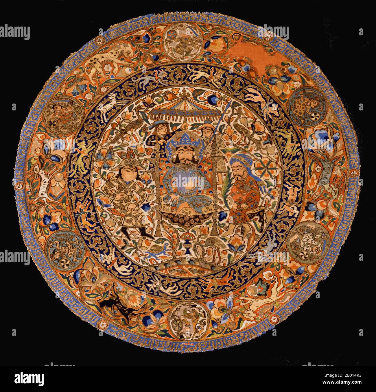 Iran/Irak: Kreisförmiges Stück Seide, Baumwolle und Gold mit mongolischen Bildern, Ilkhanid, Anfang des 14. Jahrhunderts. Das Ilkhanat, auch Il-Khanat oder Il-Khanat geschrieben, war ein mongolisches Khanat, das im 13. Jahrhundert in Persien gegründet wurde und als Teil des mongolischen Reiches galt. Das Ilkhanate basierte ursprünglich auf den Kampagnen Dschingis Khans im Khwarezmid-Reich in den Jahren 1219–1224 und wurde von Dschingis Enkel Hulagu in Gebieten gegründet, die heute den größten Teil des Iran, des Irak, Afghanistans, Turkmenistans, Armeniens, Aserbaidschan, Georgien, die Türkei und einige Regionen Westpakistans. Stockfoto