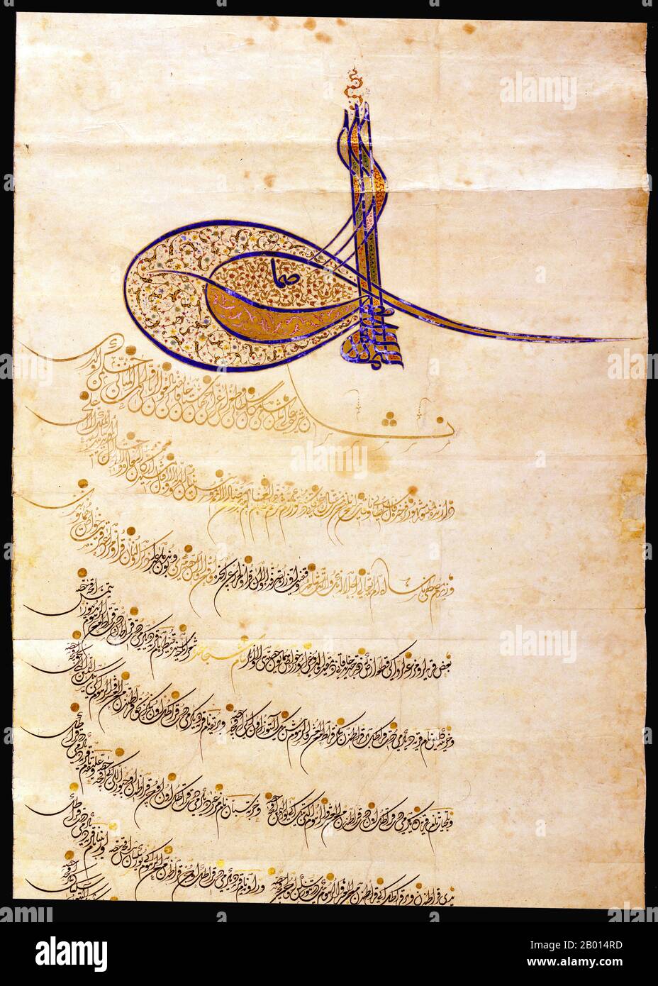 Türkei; ein osmanischer Firman oder Dekret vom 981 Hijri oder 1573 u.Z. mit dem Tuhra oder Siegel von Sultan Selim II. (R.1566-1574). Das osmanische kaiserliche Dekret – firman – besteht aus dem Dekret selbst, das häufig in der Kanzlerschrift Divani geschrieben wird, mit den Unterschriften der Beamten unten und der Unterschrift des regierenden Sultans in Form eines komplizierten Tuhras oben. Stockfoto