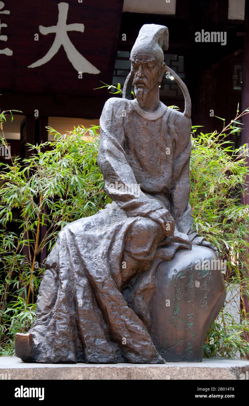 China: Du Fu Statue, Du Fu Caotang (Du Fu's strohgedeckte Hütte), Chengdu, Provinz Sichuan. Du Fu (Dù fǔ; Wade–Giles: TU Fu, 712–770) war ein prominenter chinesischer Dichter der Tang-Dynastie. Zusammen mit Li Bai (Li Bo) wird er häufig als der größte der chinesischen Dichter bezeichnet. Im Jahr 759 zog Du Fu nach Chengdu, baute eine reetgedeckte Hütte in der Nähe des Flower Spüling Creek und lebte dort vier Jahre lang. Die "reetgedeckte Hüttenzeit" war der Höhepunkt von Du Fus Kreativität. Er schrieb 200 Gedichte, darunter: 'Meine Strohhütte wurde vom Herbstwind zerrissen' und 'der Premierminister von Shu'. Stockfoto