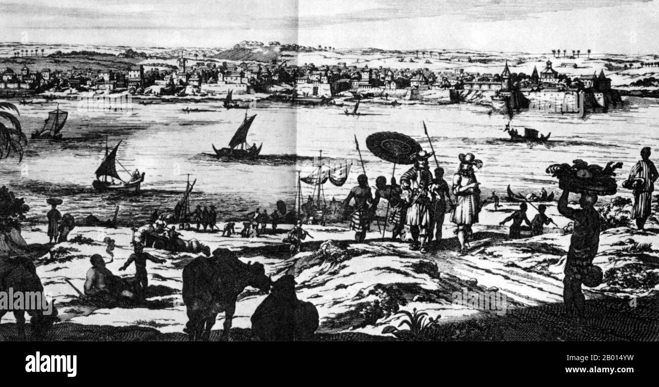 Indien: Der Hafen von Surat in Gujarat an der Ostküste Indiens im 16. Jahrhundert, als sowohl portugiesische als auch britische Händler um Handelsprivilegien wetteiferten. Stich eines anonymen Künstlers nach Philippus Baldaeus (1632-1671), c. 1672. Kurz nach der Niederlage der spanischen Armada im Jahr 1588 reichte eine Gruppe Londoner Kaufleute eine Petition an Königin Elisabeth I. ein, um die Erlaubnis zum Indischen Ozean zu erhalten. Trotz der frühen Segelkatastrophen wurde die East India Company 1600 gegründet. Nach dem Unionsvertrag im Jahr 1707 wurde sie zur British East India Company. Stockfoto
