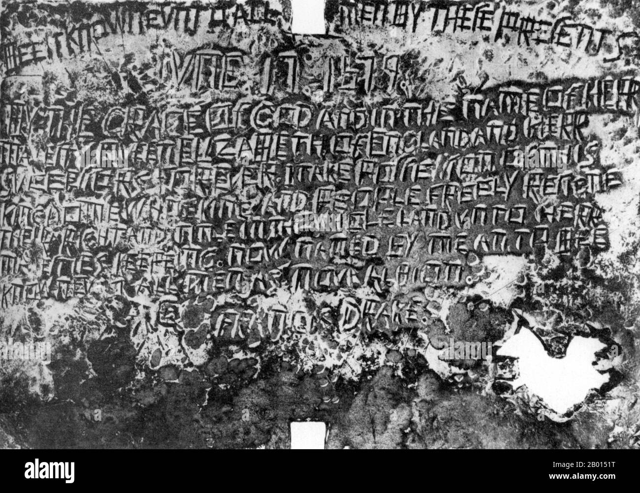 England/US: ‘Drake’s Plate of Brass’ - die gefälschte Plakette, die angeblich Francis Drakes Behauptung bestätigte, Kalifornien 1579 zu kolonisieren. Auf der Inschrift wird das neue britische Territorium korrekt als ‘New Albion’ bezeichnet. Die Plakette erwies sich jedoch in den 1970er Jahren als Fälschung. Vizeadmiral Sir Francis Drake (1540-1596) war ein englischer Seekapitän, Freibeuter, Umkreisnavigator, Sklavenmeister, ein bekannter Pirat, Und ein Politiker der elisabethanischen Ära. Elizabeth I. von England verlieh Drake 1581 die Ritterschaft. 1588 war er Zweiter der englischen Flotte gegen die spanische Armada. Stockfoto