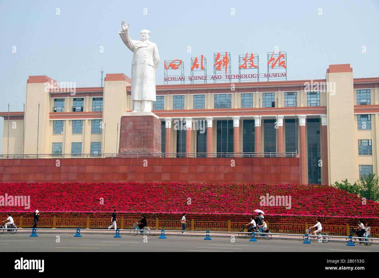 Mao Zedong, auch als Mao Tse-tung (26. Dezember 1893 - 9. September 1976) transliteriert, war ein chinesischer kommunistischer Revolutionär, Guerilla-Kampfstratege, Autor, politischer Theoretiker und Führer der chinesischen Revolution. Er wurde im Allgemeinen als Chairman Mao bezeichnet und war der Architekt der Volksrepublik China (PRC) von ihrer Gründung im Jahr 1949 an und hatte bis zu seinem Tod im Jahr 1976 die autoritäre Kontrolle über die Nation inne. Sein theoretischer Beitrag zum Marxismus-Leninismus, zusammen mit seinen militärischen Strategien und der Marke der politischen Politik, werden heute kollektiv als Maoismus bezeichnet. Chengdu, bekannt für Stockfoto