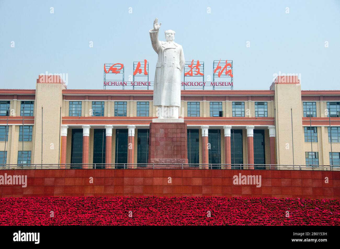 Mao Zedong, auch als Mao Tse-tung (26. Dezember 1893 - 9. September 1976) transliteriert, war ein chinesischer kommunistischer Revolutionär, Guerilla-Kampfstratege, Autor, politischer Theoretiker und Führer der chinesischen Revolution. Er wurde im Allgemeinen als Chairman Mao bezeichnet und war der Architekt der Volksrepublik China (PRC) von ihrer Gründung im Jahr 1949 an und hatte bis zu seinem Tod im Jahr 1976 die autoritäre Kontrolle über die Nation inne. Sein theoretischer Beitrag zum Marxismus-Leninismus, zusammen mit seinen militärischen Strategien und der Marke der politischen Politik, werden heute kollektiv als Maoismus bezeichnet. Chengdu, bekannt für Stockfoto