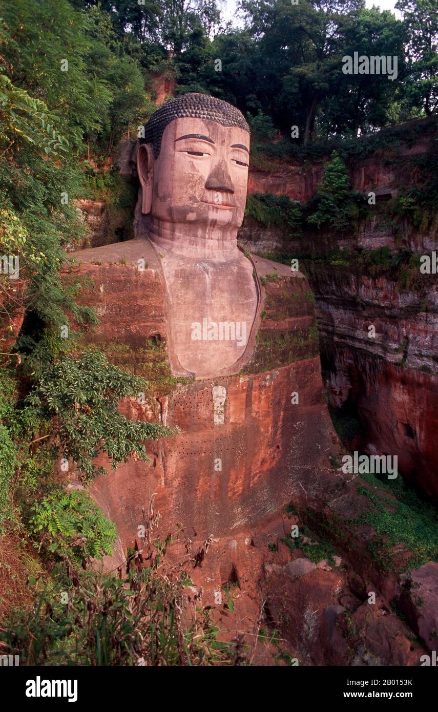 China: Dafo (Riesenbuddha), Leshan, Provinz Sichuan. Der riesige Buddha von Leshan (Lèshān Dàfó) wurde während der Tang Dynastie (618–907 u.Z.) erbaut. Sie ist aus einer Felswand geschnitzt, die am Zusammenfluss der Flüsse Minjiang, Dadu und Qingyi im südlichen Teil der Provinz Sichuan in China, in der Nähe der Stadt Leshan, liegt. Die Steinskulptur blickt auf den Berg Emei mit den Flüssen, die unter seinen Füßen fließen. Es ist der größte geschnitzte Stein Buddha der Welt und zum Zeitpunkt seiner Konstruktion war die höchste Statue der Welt. Stockfoto