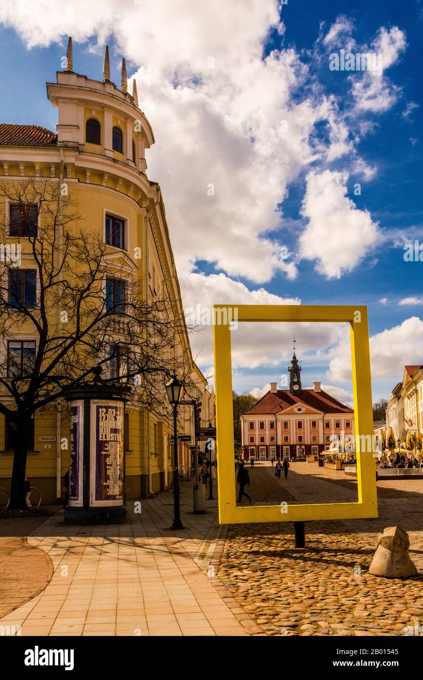 Ecke des Rathausplatzes von Tartu Stockfoto