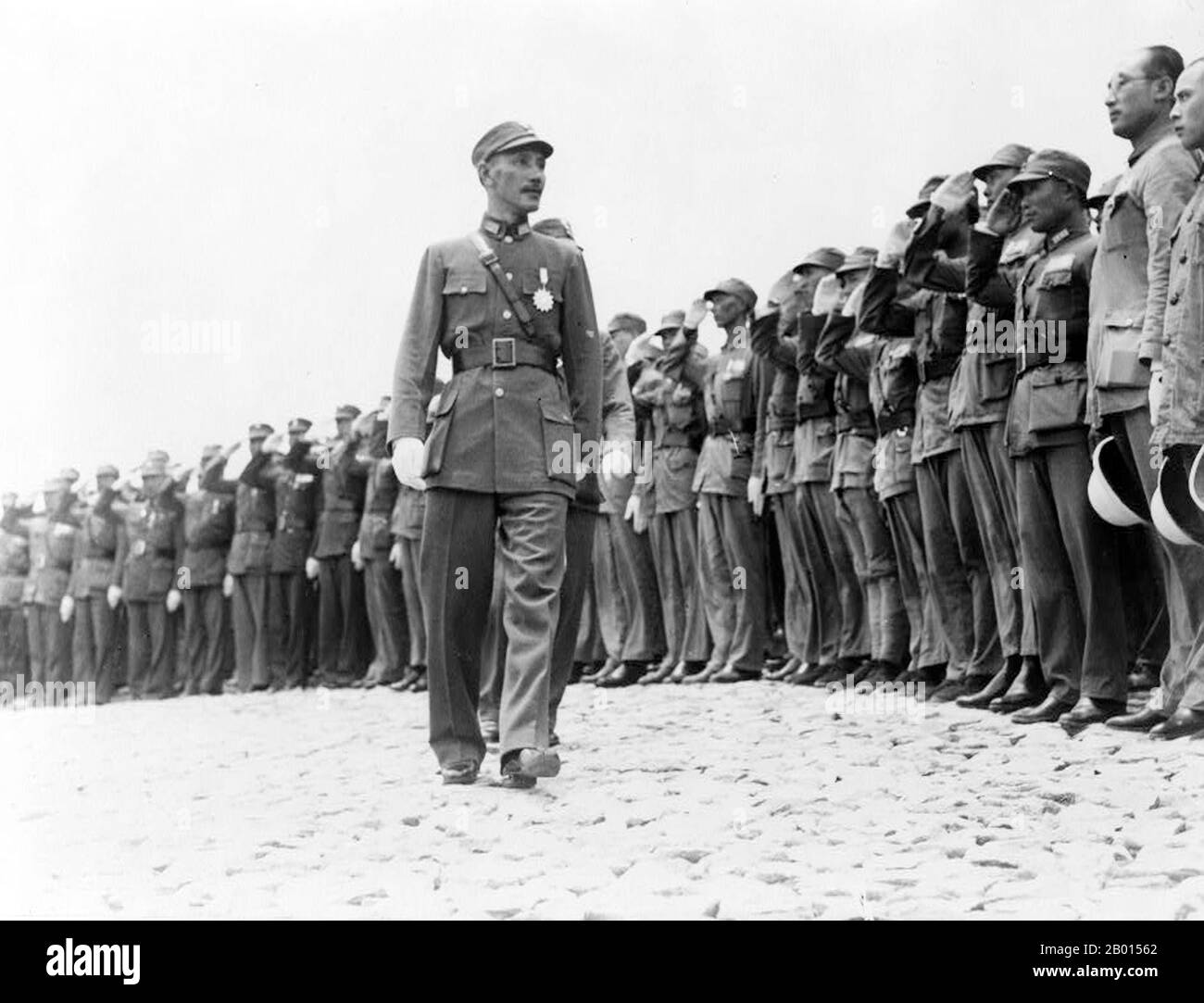 China: General Chiang Kai-shek (31. Oktober 1887 – 5. April 1975) besucht das Ausbildungskorps des Offiziers in Hankou, 1940. Chiang Kai-shek war ein politischer und militärischer Führer des China des 20. Jahrhunderts. Er ist auf Mandarin als Jiǎng Jièshí oder Jiǎng Zhōngzhèng bekannt. Chiang war ein einflussreiches Mitglied der nationalistischen Partei, der Kuomintang (KMT), und ein enger Verbündeter von Sun Yat-sen. Er wurde Kommandant der Whammoa-Militärakademie der Kuomintang und übernahm den Platz von Sun als Anführer der KMT, als Sun 1925 starb. 1926 führte Chiang die Nordexpedition an, um das Land zu vereinigen. Stockfoto