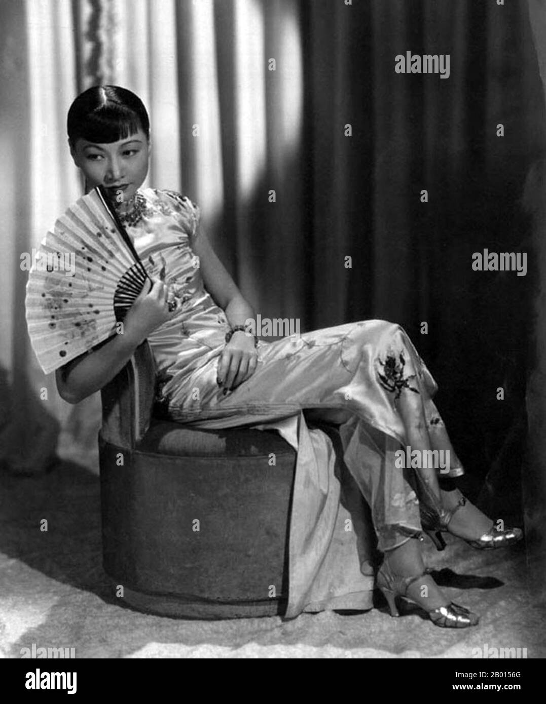 USA: Anna May Wong, chinesisch-amerikanische Filmstars (3. Januar 1905 – 3. Februar 1961), c. 1920. Anna May Wong war eine amerikanische Schauspielerin, der erste chinesisch-amerikanische Filmstar und die erste asiatische Amerikanerin, die zu einem internationalen Star wurde. Ihre lange und abwechslungsreiche Karriere umfasste sowohl Stummfilm als auch Tonfilm, Fernsehen, Bühne und Radio. Wong, der in der Nähe des Chinatown-Viertels von Los Angeles als Sohn chinesisch-amerikanischer Eltern der zweiten Generation geboren wurde, war in die Filme verliebt und begann schon früh, in Filmen zu spielen. Stockfoto