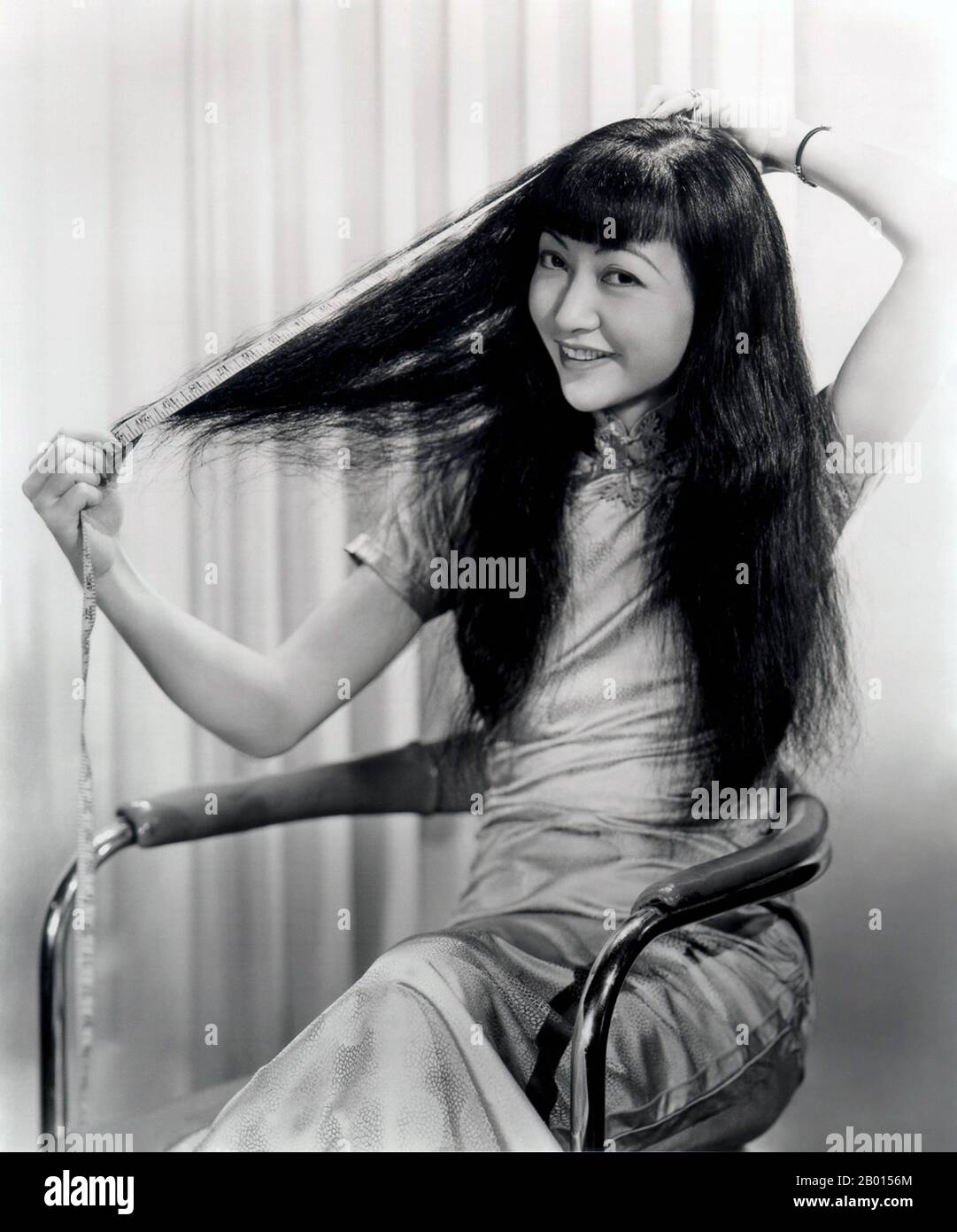 USA: Anna May Wong, chinesisch-amerikanische Filmstars (3. Januar 1905 – 3. Februar 1961), c. 1930er Jahre. Anna May Wong war eine amerikanische Schauspielerin, der erste chinesisch-amerikanische Filmstar und die erste asiatische Amerikanerin, die zu einem internationalen Star wurde. Ihre lange und abwechslungsreiche Karriere umfasste sowohl Stummfilm als auch Tonfilm, Fernsehen, Bühne und Radio. Wong, der in der Nähe des Chinatown-Viertels von Los Angeles als Sohn chinesisch-amerikanischer Eltern der zweiten Generation geboren wurde, war in die Filme verliebt und begann schon früh, in Filmen zu spielen. Stockfoto