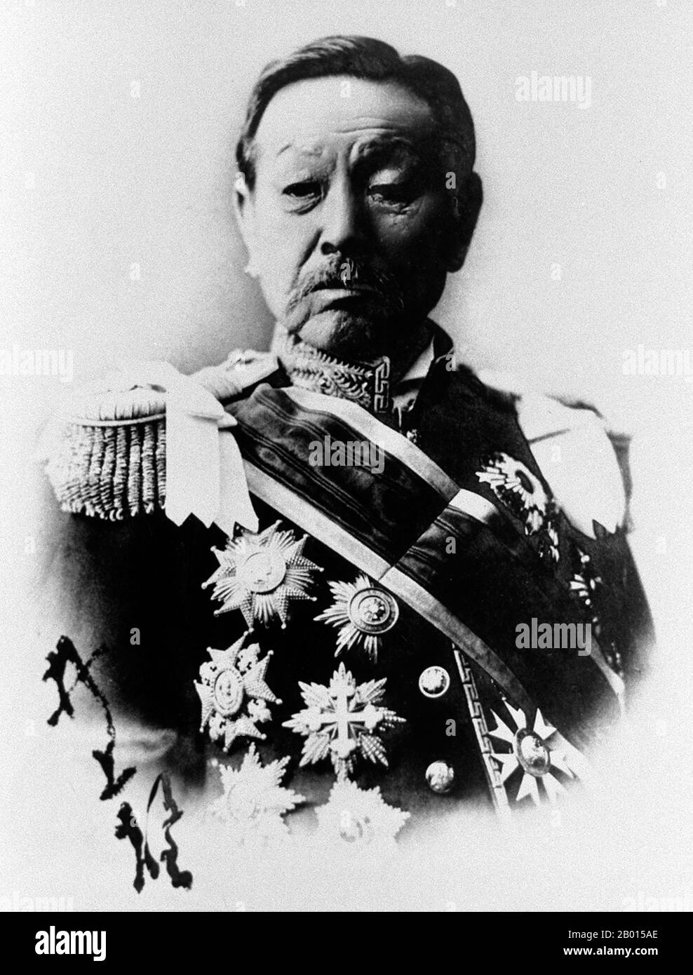 Japan: Graf Inoue Kaoru (16. Januar 1836 - 1. September 1915), ein japanischer Politiker und Staatsmann. Der Marquis Inoue Kaoru war ein japanischer Staatsmann und Mitglied der Meiji-Oligarchie, die Japan während der Meiji-Zeit (1868-1912) regierte. Er wurde als Yakichi in einer Samurai-Familie geboren und war zunächst ein Anführer einer lokalen Anti-Ausländer-Bewegung, würde aber die Notwendigkeit Japans erkennen, von den westlichen Mächten zu lernen. Er trat den Choshu Five bei und studierte in London. Er würde ein hochrangiger Staatsmann (Genro) werden, der großen Einfluss auf die Auswahl der Führer der Nation und die Bildung von Politik hat. Stockfoto