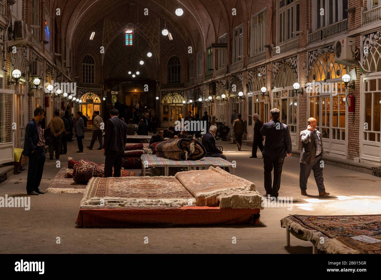 Tabriz, Iran - 12. Mai 2019: Großer Basar in Tabriz mit Mann auf dem Teppichmarkt, Iran. Stockfoto