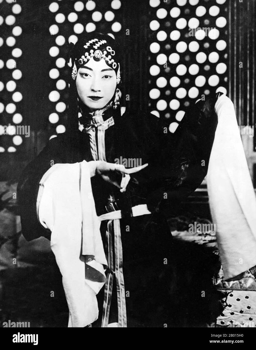 China: Mei Lanfang, berühmter Pekinger Opernkünstler (1894-1961), c. 1920-1929. Mei Lan wurde in Taizhou, Jiangsu, als Sohn einer Familie von Künstlern der Pekinger Oper und Kunqu geboren. Sein Bühnendebüt gab er 1904 im Alter von 10 Jahren am Guanghe Theater. In seiner 50-jährigen Bühnenlaufbahn behielt er eine starke Kontinuität bei, während er immer an neuen Techniken arbeitete. Seine berühmtesten Rollen waren die der weiblichen Charaktere; die gekonnte Darstellung von Frauen gewann ihn internationale Anerkennung. Er spielte auch eine wichtige Rolle bei der Fortsetzung der Aufführungstradition von Kunqu. Stockfoto