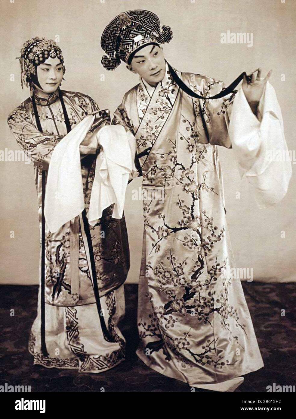 China: Mei Lanfang, berühmter Pekinger Opernkünstler (1894-1961), c. 1920-1929. Mei Lan wurde in Taizhou, Jiangsu, als Sohn einer Familie von Künstlern der Pekinger Oper und Kunqu geboren. Sein Bühnendebüt gab er 1904 im Alter von 10 Jahren am Guanghe Theater. In seiner 50-jährigen Bühnenlaufbahn behielt er eine starke Kontinuität bei, während er immer an neuen Techniken arbeitete. Seine berühmtesten Rollen waren die der weiblichen Charaktere; die gekonnte Darstellung von Frauen gewann ihn internationale Anerkennung. Er spielte auch eine wichtige Rolle bei der Fortsetzung der Aufführungstradition von Kunqu. Stockfoto