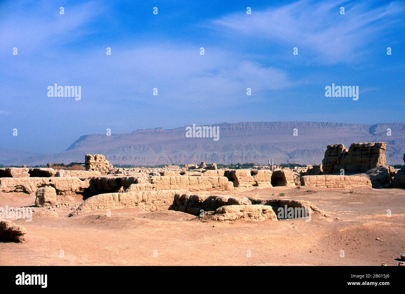 China: Die Ruinen in Karakhoja oder Gaochang Gucheng (alte Stadt Gaochang), in der Nähe von Turpan, Provinz Xinjiang. Die Ruinen von Karakhoja oder Gaochang Gucheng stammen aus der ersten Han-chinesischen Eroberung des Gebiets im 2. Jahrhundert v. Chr. Etwa 46 km südöstlich von Turpan am Rande der Lop-Wüste gelegen, ist Karakhoja größer als Yarkhoto, aber eher weniger gut erhalten. Ursprünglich als Garnisonsstadt gegründet, entwickelte sie sich zu einer wohlhabenden Stadt in der Tang-Zeit, bevor sie schließlich im 14. Jahrhundert verlassen wurde, wahrscheinlich aufgrund einer Kombination aus endemischer Kriegsführung und Wüstenbildung. Stockfoto