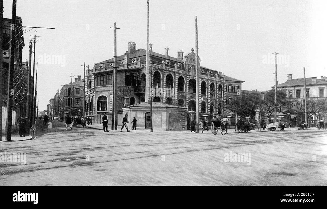 China: Shanghai - Rue du Consulat und der Quai de France im Jahr 1915. Ein scheinbar ruhiger Tag in der französischen Konzession Shanghai. Rue du Consulat (jetzt Jigling Lu) und das Quai de France (jetzt Zhongshan Donglu) im Jahr 1915. Die französische Konzession wurde am 6. April 1849 eingerichtet, als der französische Konsul in Shanghai, Charles de Montigny, eine Proklamation des Gouverneurs (Daotai) von Shanghai erhielt, der ein bestimmtes Gebiet für eine französische Siedlung einräumte. Seine Grenzen wurden zweimal erweitert, 1900 und 1914. In den 1920er Jahren wurde die französische Konzession zum führenden Wohngebiet von Shanghai ausgebaut. Stockfoto