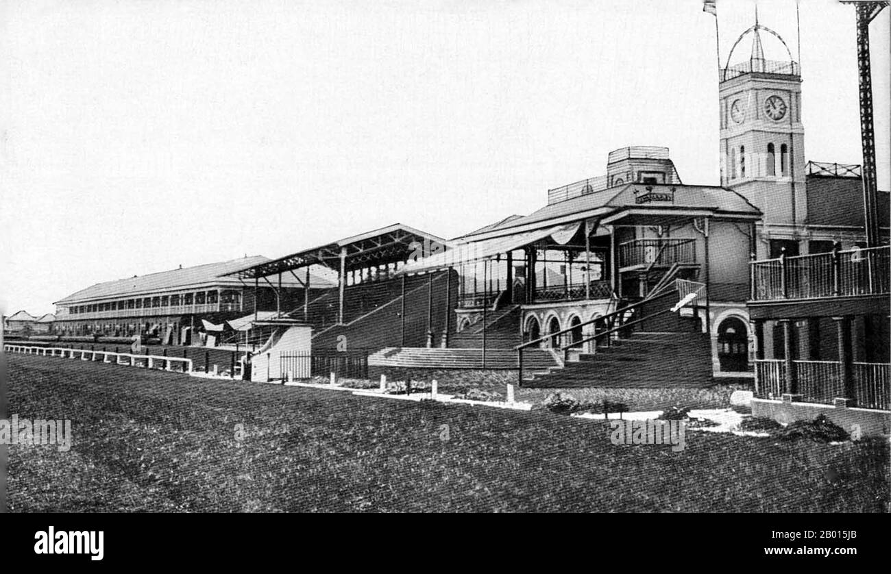 China: The Shanghai Race Club, Grand, Members and Public Stands, 1918. Der Shanghai Race Club war die ursprüngliche Pferderennorganisation für Shanghai, China. Als 1848 das erste Pferderennen-Treffen in Shanghai stattfand, war der Shanghai Race Club als Race Committee des Shanghai Recreation Club bekannt. Im Jahr 1855 wurde es ein Club. 1862 löste sie sich vom Shanghai Recreation Club ab, um eine unabhängige Organisation zu werden. Der Shanghai Race Club wurde 1941 geschlossen und 2006 reformiert. Stockfoto