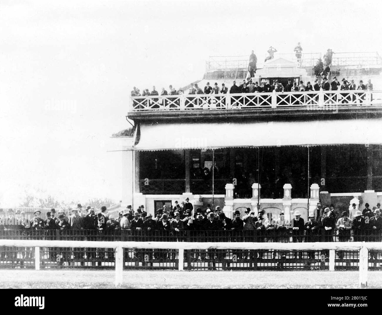 China: Shanghai-Rennen, SRC-Frühjahrssitzung 1881. Der Shanghai Race Club war die ursprüngliche Pferderennorganisation für Shanghai, China. Als 1848 das erste Pferderennen-Treffen in Shanghai stattfand, war der Shanghai Race Club als Race Committee des Shanghai Recreation Club bekannt. Im Jahr 1855 wurde es ein Club. 1862 löste sie sich vom Shanghai Recreation Club ab, um eine unabhängige Organisation zu werden. Der Shanghai Race Club wurde 1941 geschlossen und 2006 reformiert. Stockfoto