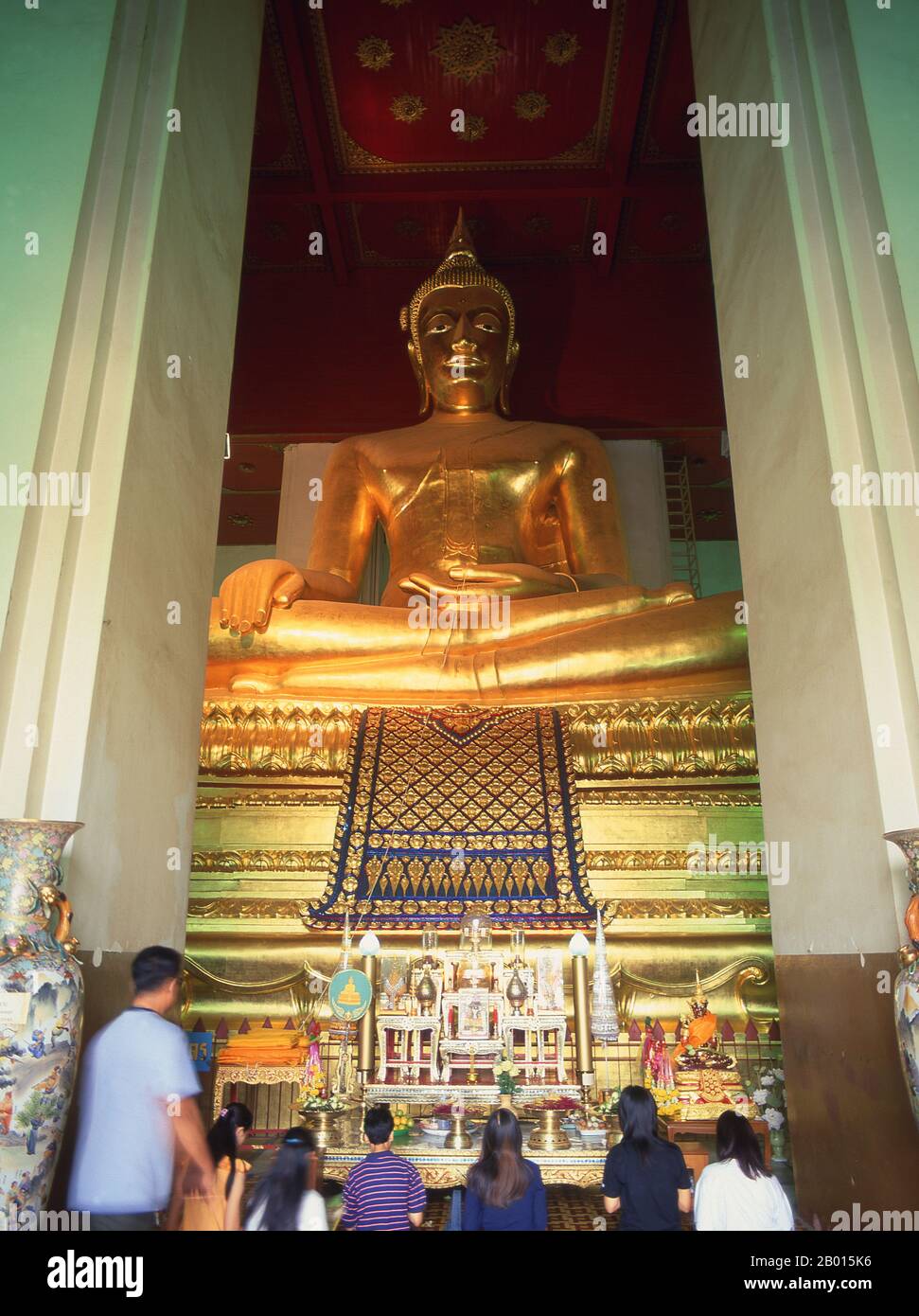 Thailand: Giant Buddha, Viharn Mongkol Bopit, Ayutthaya Historical Park. Viharn Mongkol Bopit (Wihaan Mongkhon Bopit) enthält ein bronzenes Buddha-Bild aus dem 15. Jahrhundert, eines der größten in Thailand. Ayutthaya (Ayudhya) war ein siamesisches Königreich, das von 1351 bis 1767 existierte. Ayutthaya war gegenüber ausländischen Händlern freundlich, darunter Chinesen, Vietnamesen (Annamesen), Inder, Japaner und Und später europäische Händler, die es ihnen erlauben, Dörfer außerhalb der Stadtmauern zu bauen. Im 16. Jahrhundert wurde sie von Ausländern als eine der größten und reichsten Städte im Osten beschrieben. Stockfoto