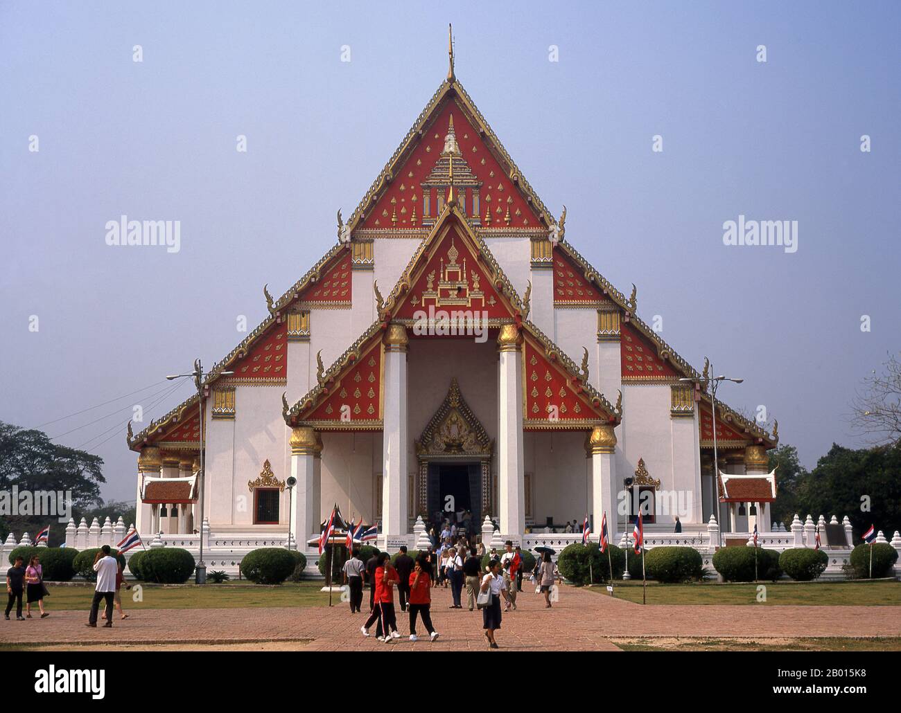 Thailand: Viharn Mongkol Bopit, Ayutthaya Historical Park. Viharn Mongkol Bopit (Wihaan Mongkhon Bopit) enthält ein bronzenes Buddha-Bild aus dem 15. Jahrhundert, eines der größten in Thailand. Ayutthaya (Ayudhya) war ein siamesisches Königreich, das von 1351 bis 1767 existierte. Ayutthaya war gegenüber ausländischen Händlern freundlich, darunter Chinesen, Vietnamesen (Annamesen), Inder, Japaner und Und später die europäischen Mächte, die es ihnen erlauben, Dörfer außerhalb der Stadtmauern zu bauen. Im 16. Jahrhundert wurde sie von ausländischen Händlern als eine der größten und reichsten Städte im Osten beschrieben. Stockfoto