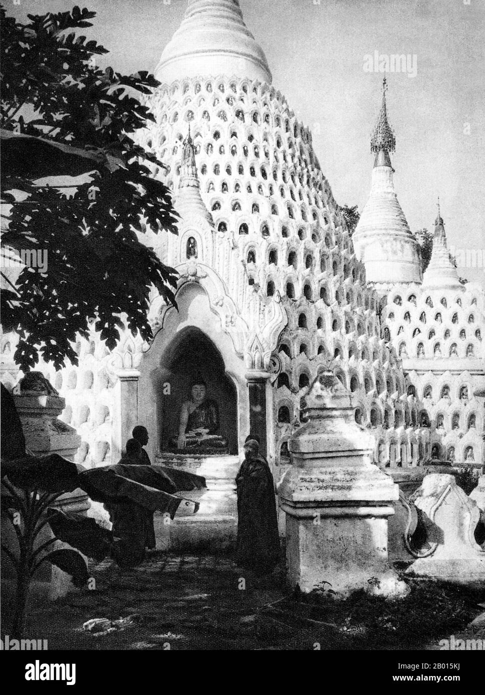 Birma/Myanmar: Chedis in einem Kloster in Ava, c. 1920er Jahre. Beachten Sie, dass es viele Nischen auf den Stupas gibt, um Opfergaben und kleine Buddha-Bilder zu platzieren. AVA war von 1364 bis 1841 die Hauptstadt Burmas und wurde von König Thadominbya auf einer künstlichen Insel am Zusammenfluss von Irrawaddy und Myitnge gegründet, die durch Graben eines Kanals entstand, der die beiden Flüsse miteinander verband. Zuvor war Sagaing Hauptstadt gewesen, aber nachdem Sagaing an die Shan fiel, zog das Gericht über den Fluss nach Ava. Stockfoto