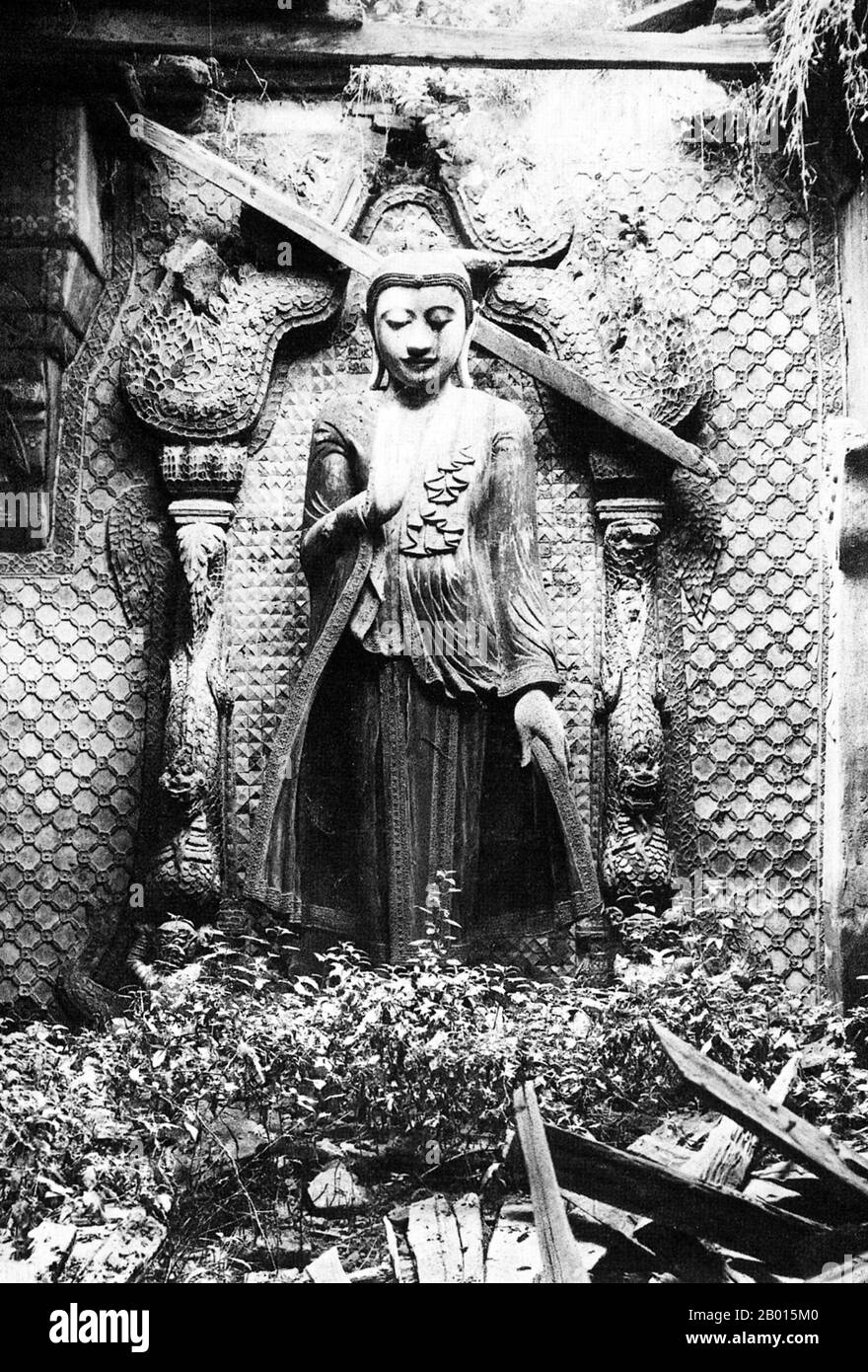 Burma/Myanmar: Eine wunderschöne Buddha-Statue steht in einem zerstörten Tempel in Amarapura, Zentral-Burma, c. 1920er Jahre. Pali Amarapura, die Stadt der Unsterblichkeit, war während der Konbaung-Dynastie im 18. Und 19. Jahrhundert drei Perioden lang die Hauptstadt Burmas, bevor sie schließlich 1857 von Mandalay, nur 11 km nördlich, abgelöst wurde. König Bodawpaya (1781–1819) aus der Konbaung-Dynastie gründete Amarapura 1783 als seine neue Hauptstadt, kurz nachdem er den Thron bestiegen hatte. 1795 empfing er die erste britische Botschaft in Burma von der British East India Company unter der Leitung von Michael Symes. Stockfoto