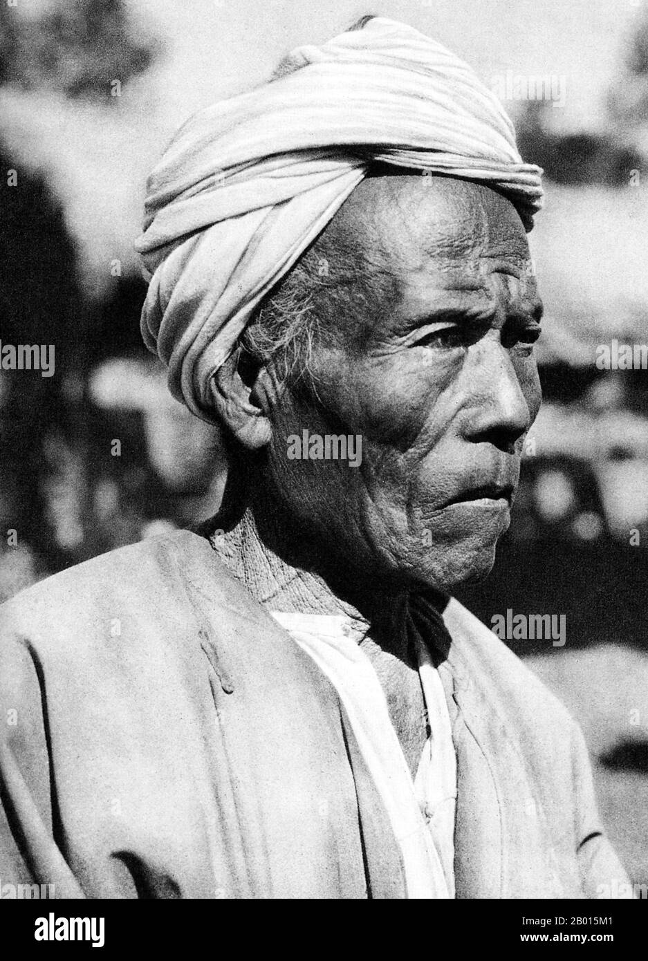 Birma/Myanmar: Der Dorfvorstandvon Pekon im Bundesstaat Shan, c. 1920er Jahre. Die Shan leben hauptsächlich im Shan-Staat Burma, aber auch in Teilen der Mandalay-Division, des Kachin-Staates und des Kayin-Staates sowie in angrenzenden Regionen Chinas und Thailands. Es wird angenommen, dass das Tai-Shan-Volk aus Yunnan in China ausgewandert ist. Die Shan sind Nachkommen des ältesten Zweiges des Tai-Shan, bekannt als Tai Long (Great Tai) oder Thai Yai (Big Thai). Die Tai-Shan, die nach Süden wanderten und heute in Laos und Thailand leben, werden als Tai Noi (kleines Tai) bezeichnet. Stockfoto