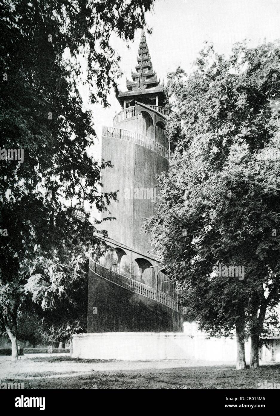 Birma/Myanmar: Der Wachturm am Mandalay Palace, c. 1920er Jahre. Der Mandalay Palace wurde zwischen 1857 und 1859 als Teil der neuen königlichen Hauptstadt von König Mindon, Mandalay, erbaut, in Erfüllung einer buddhistischen Prophezeiung, dass am Fuße des Mandalay Hill ein religiöses Zentrum errichtet werden würde. 1861 wurde das Gericht aus der früheren Hauptstadt Amarapura in die neu erbaute Stadt überführt. Der Plan des Mandalay Palace folgt weitgehend dem traditionellen burmesischen Palastdesign, in einem ummauerten Fort, das von einem Graben umgeben ist. Der Palast selbst befindet sich im Zentrum der Zitadelle und ist nach Osten ausgerichtet. Stockfoto