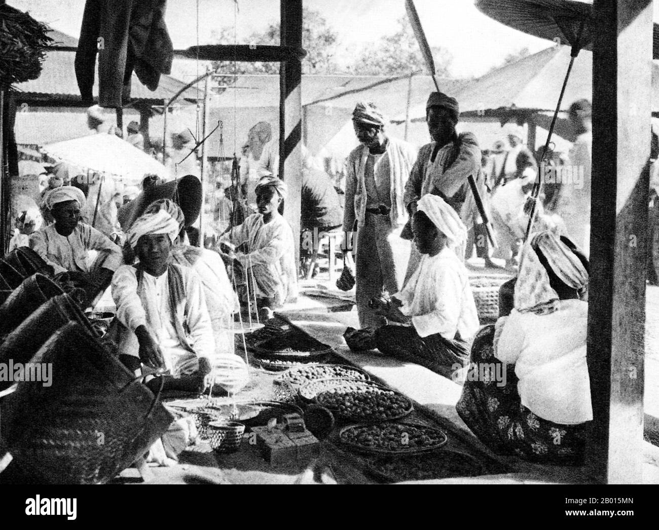Birma/Myanmar: Ein Marktplatz in Yawnghwe, Shan State, c. 1920er Jahre. Die britische Eroberung Burmas begann 1824 als Reaktion auf einen birmanischen Versuch, Indien zu erobern. Bis 1886 und nach zwei weiteren Kriegen hatte Großbritannien das ganze Land in den britischen Raj aufgenommen. Um den Handel anzukurbeln und Veränderungen zu erleichtern, brachten die Briten Inder und Chinesen, die die Burmesen schnell in städtische Gebiete verdrängten. Rangun und Mandalay haben bis heute eine große ethnische indische Bevölkerung. Es wurden Eisenbahnen und Schulen gebaut, sowie eine große Anzahl von Gefängnissen, darunter das berüchtigte Insein-Gefängnis. Stockfoto